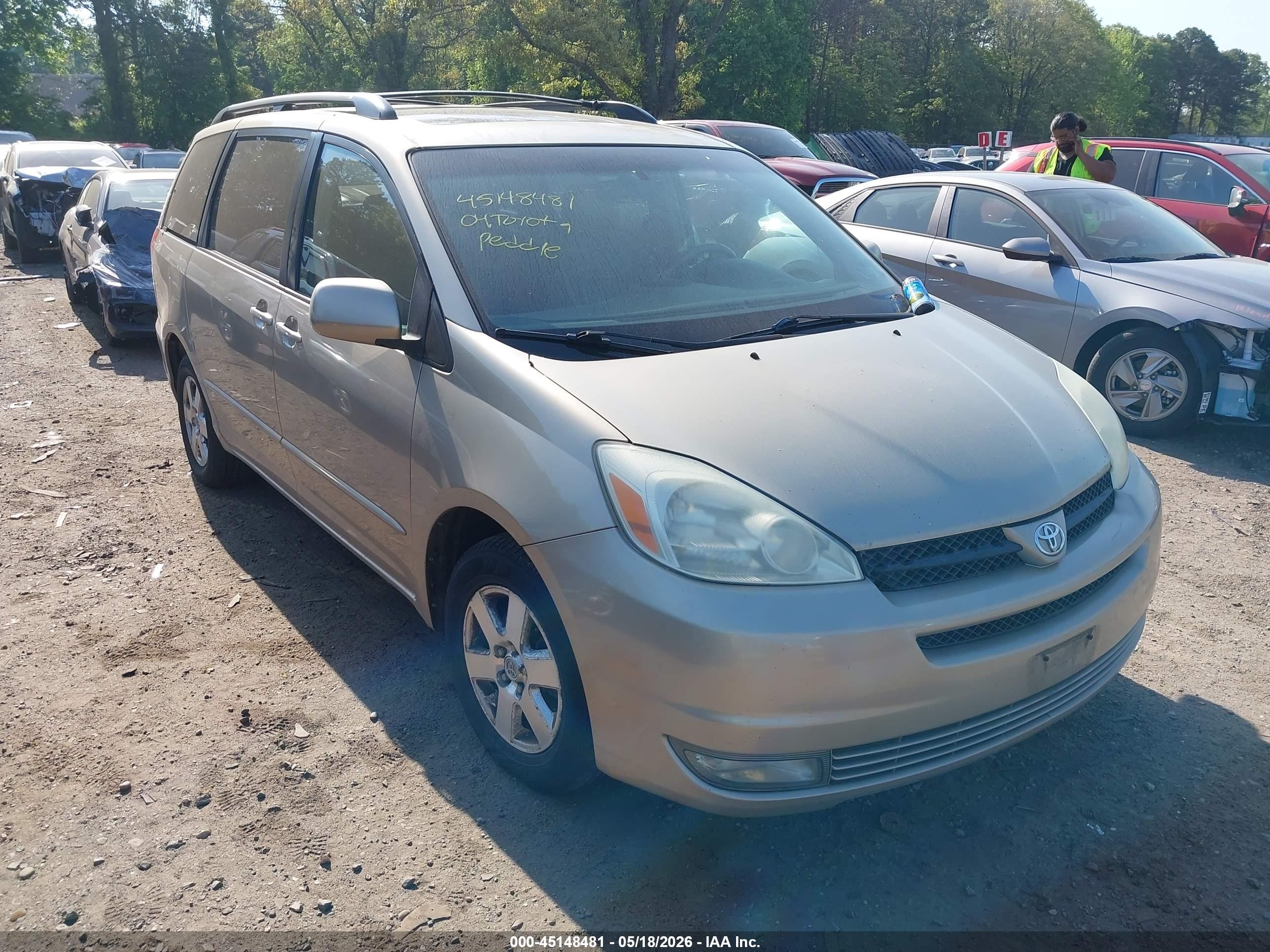 2004 Toyota Sienna XLE Limited, VIN 5TDZA22C24S125706 — Normal wear