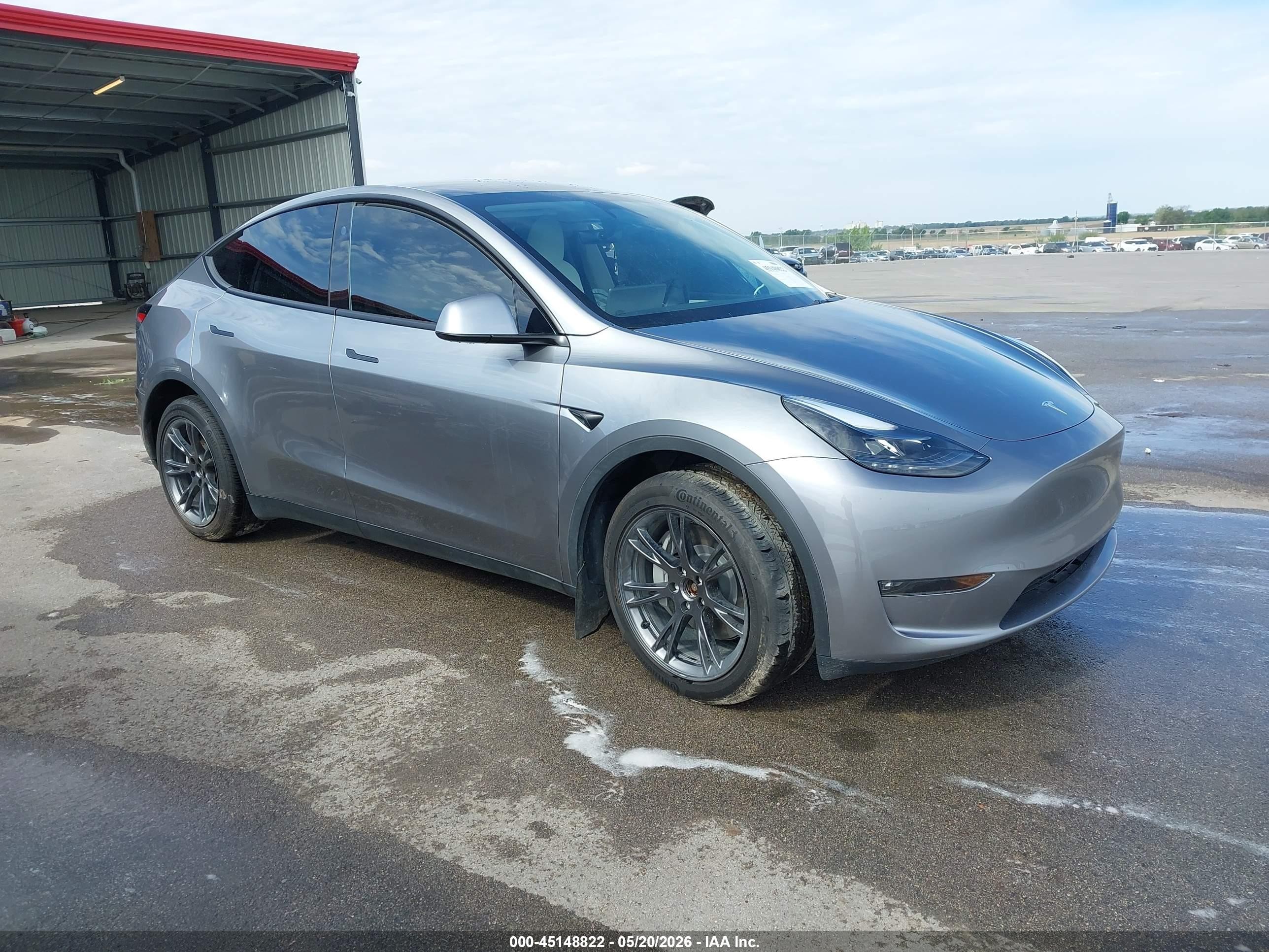 2024 Tesla Model Y Long Range, VIN 7SAYGAEEXRF210311 — Side
