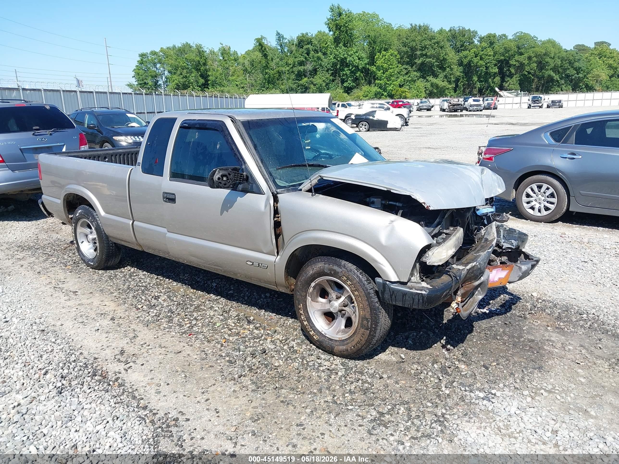 2000 Chevrolet S-10 LS, VIN 1GCCS1949YK157092 — Front end