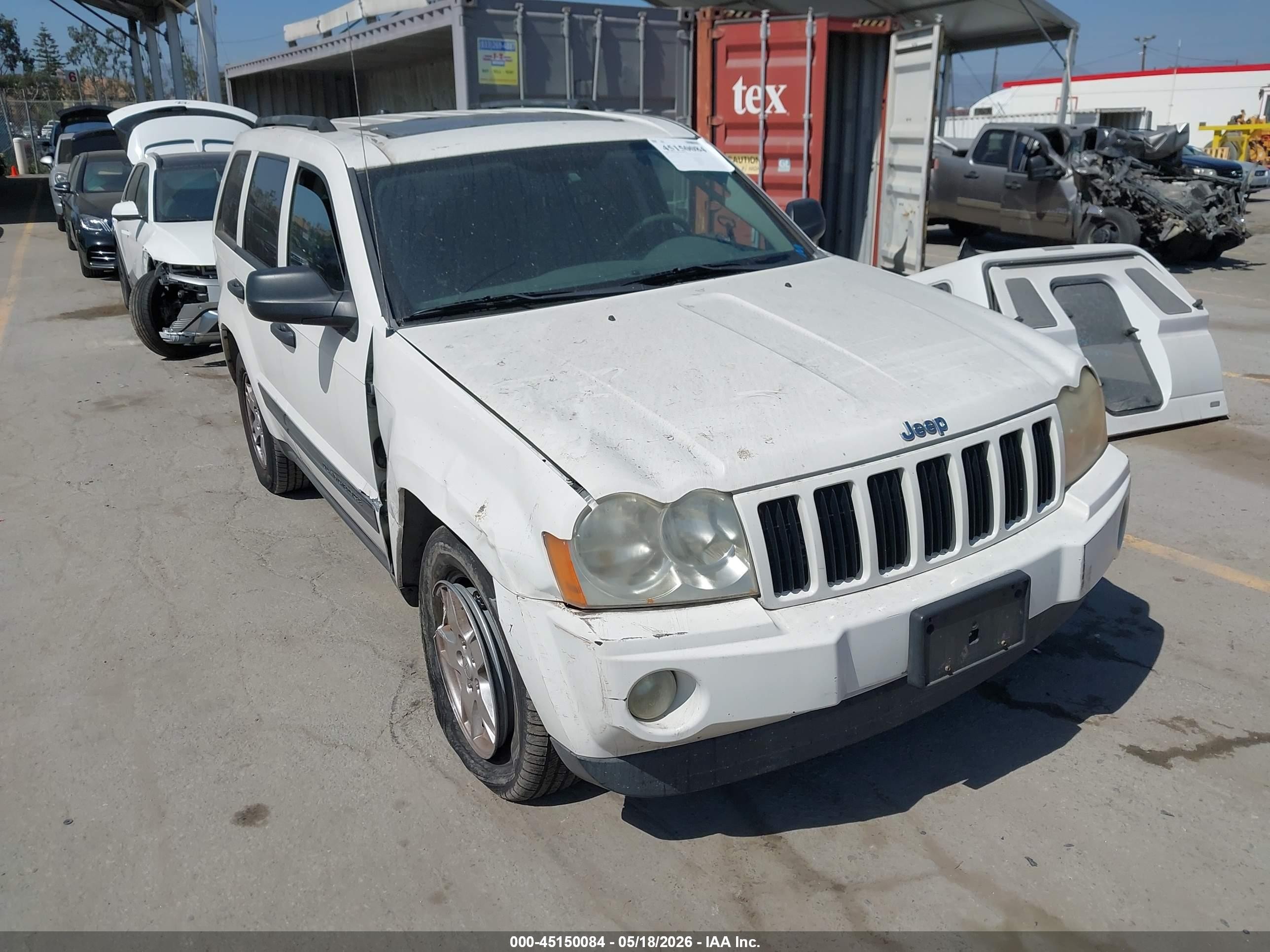 2005 Jeep Grand Cherokee Laredo, VIN 1J4GS48N95C533299 — Front end