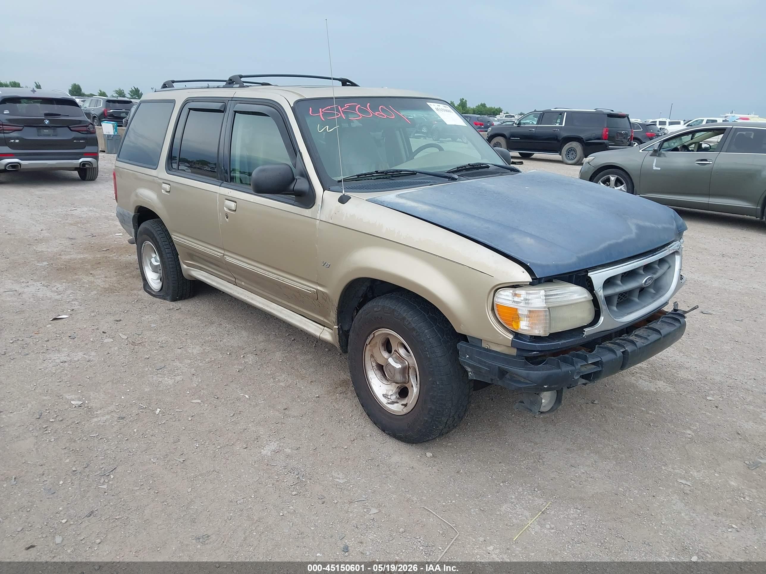 2000 Ford Explorer XLT, VIN 1FMZU83P0YUB81717 — Front end