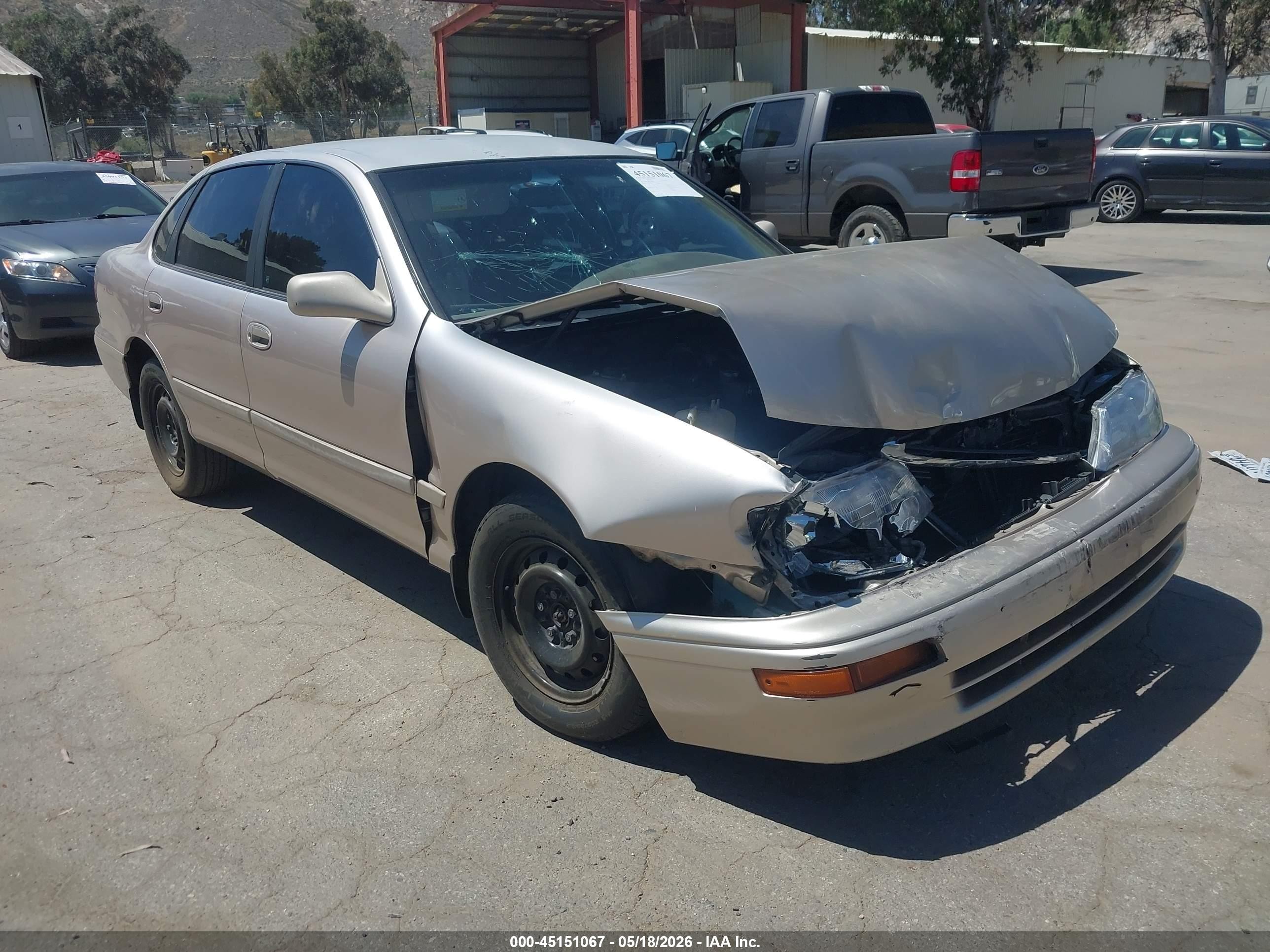1997 Toyota Avalon XLS, VIN 4T1BF12B4VU194071 — Front end