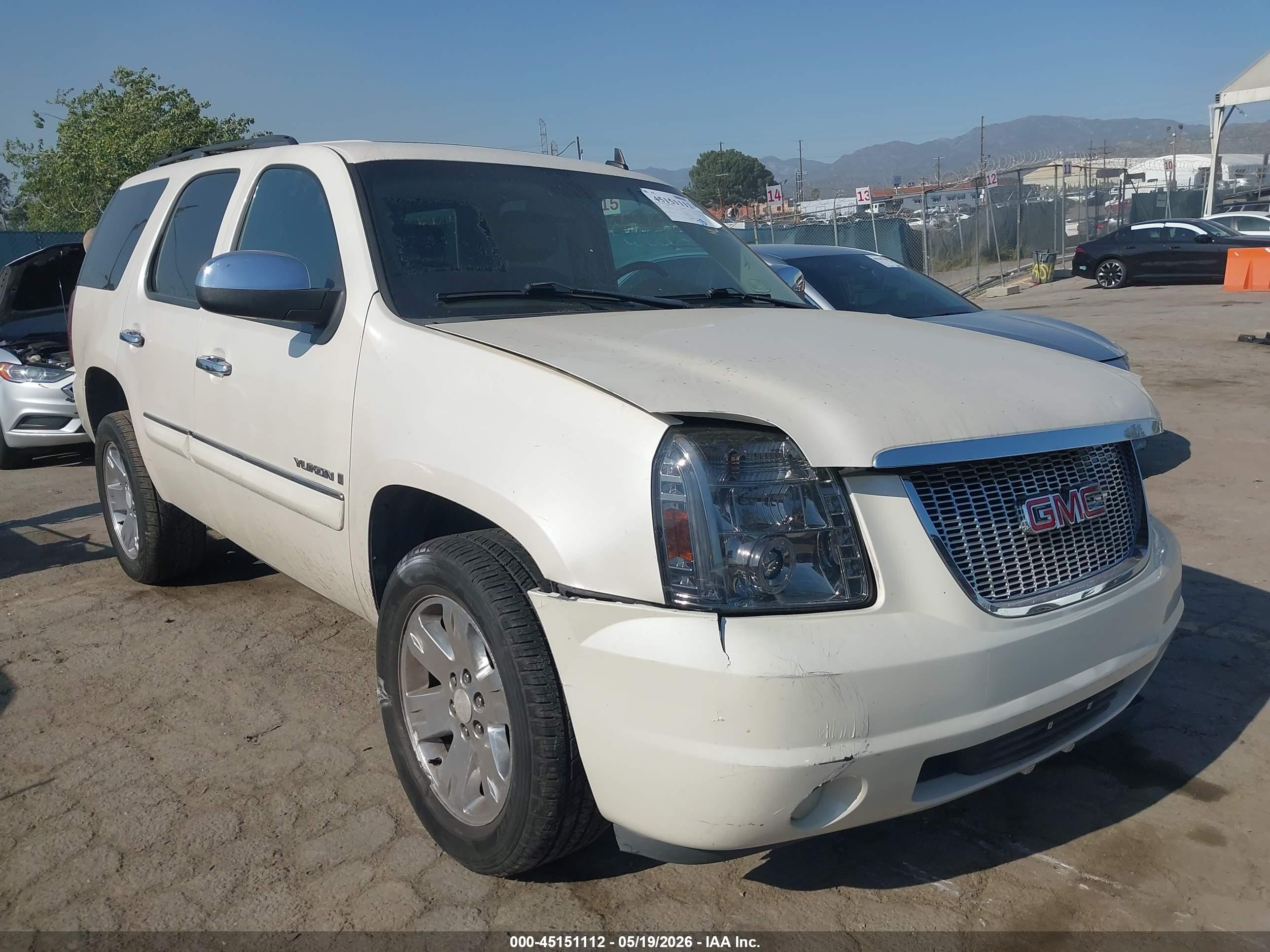 2008 GMC Yukon SLE 3SB, VIN 1GKFC13098R230103 — Front end