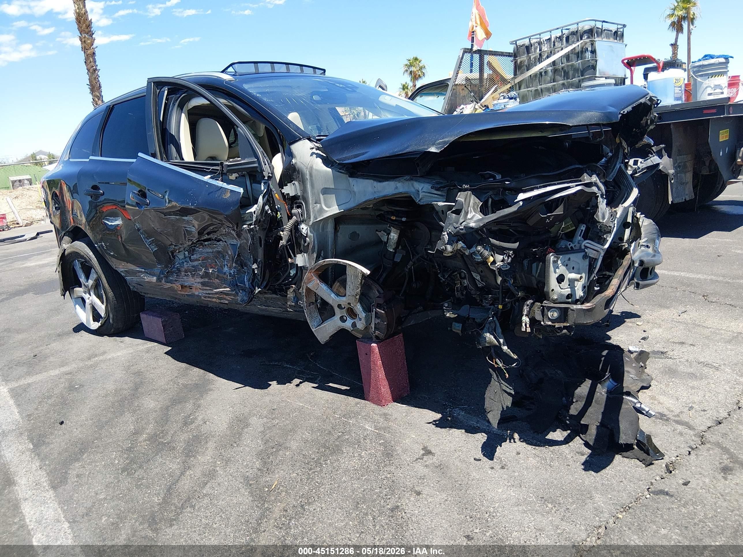 2011 Volvo XC60 3.0T, VIN YV4902DZ4B2140570 — Front end