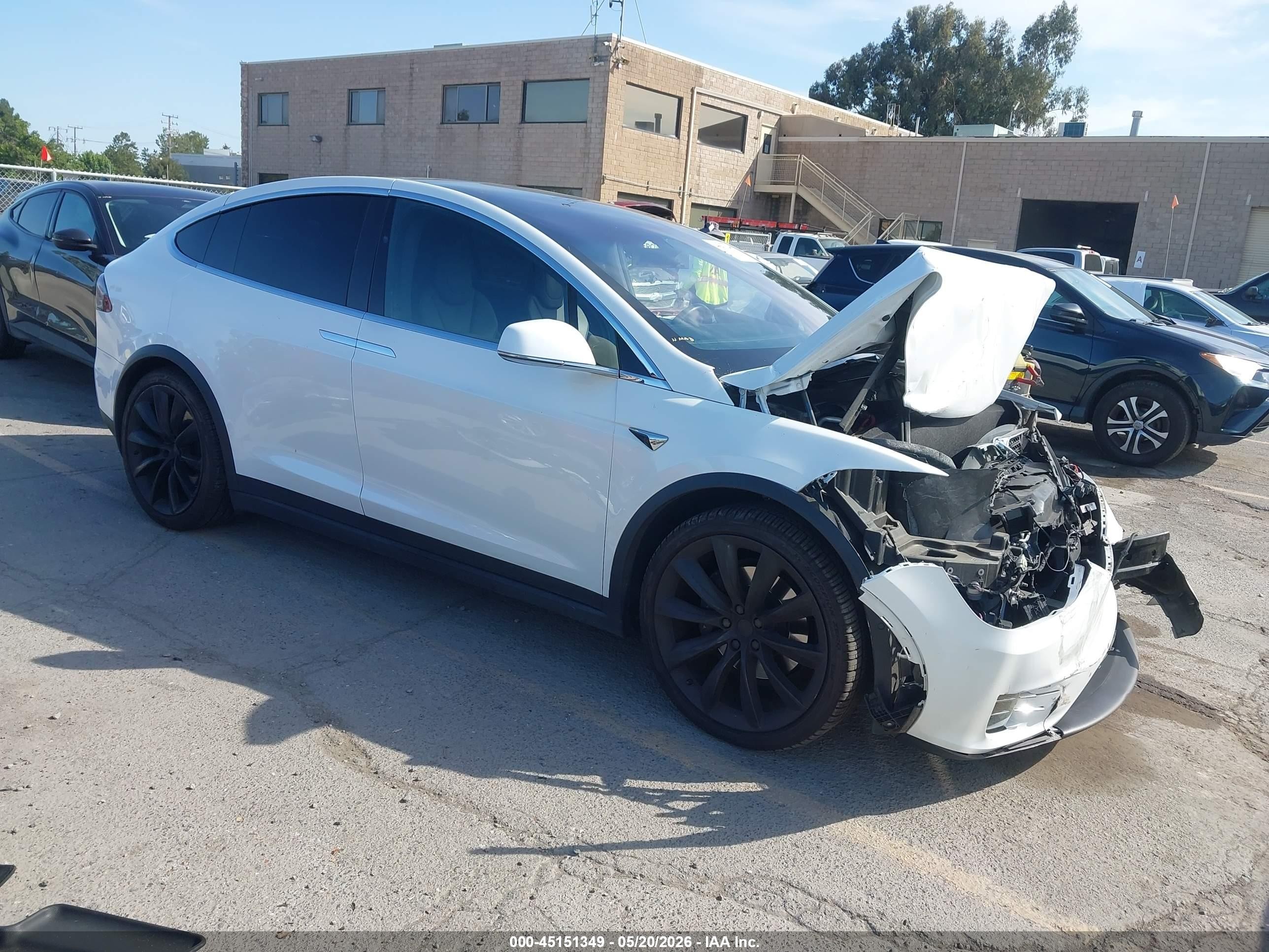 2019 Tesla Model X 75D, VIN 5YJXCDE24KF185181 — Front end