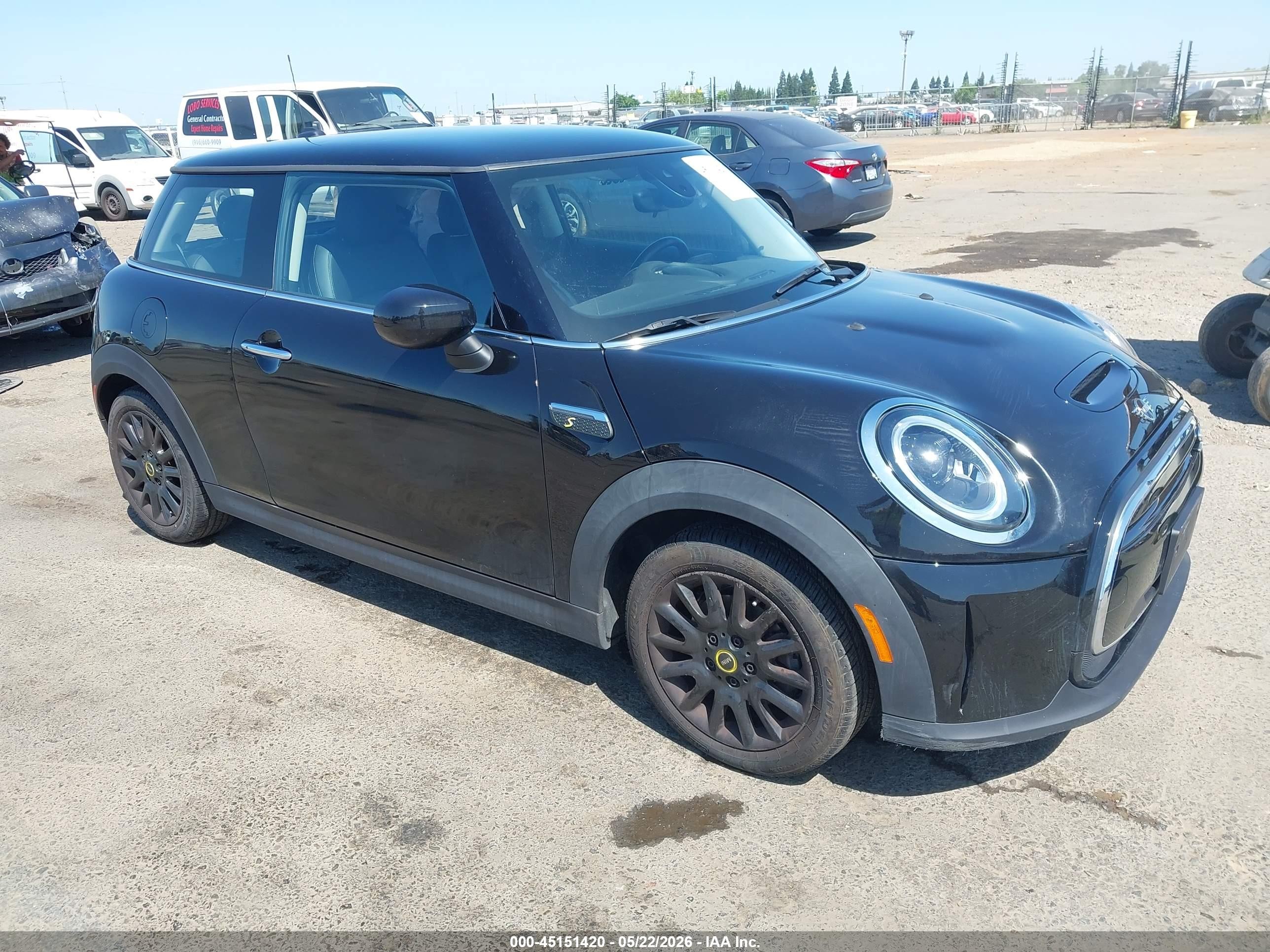 2022 MINI Hardtop Cooper SE, VIN WMW13DJ00N2P65607 — Бок