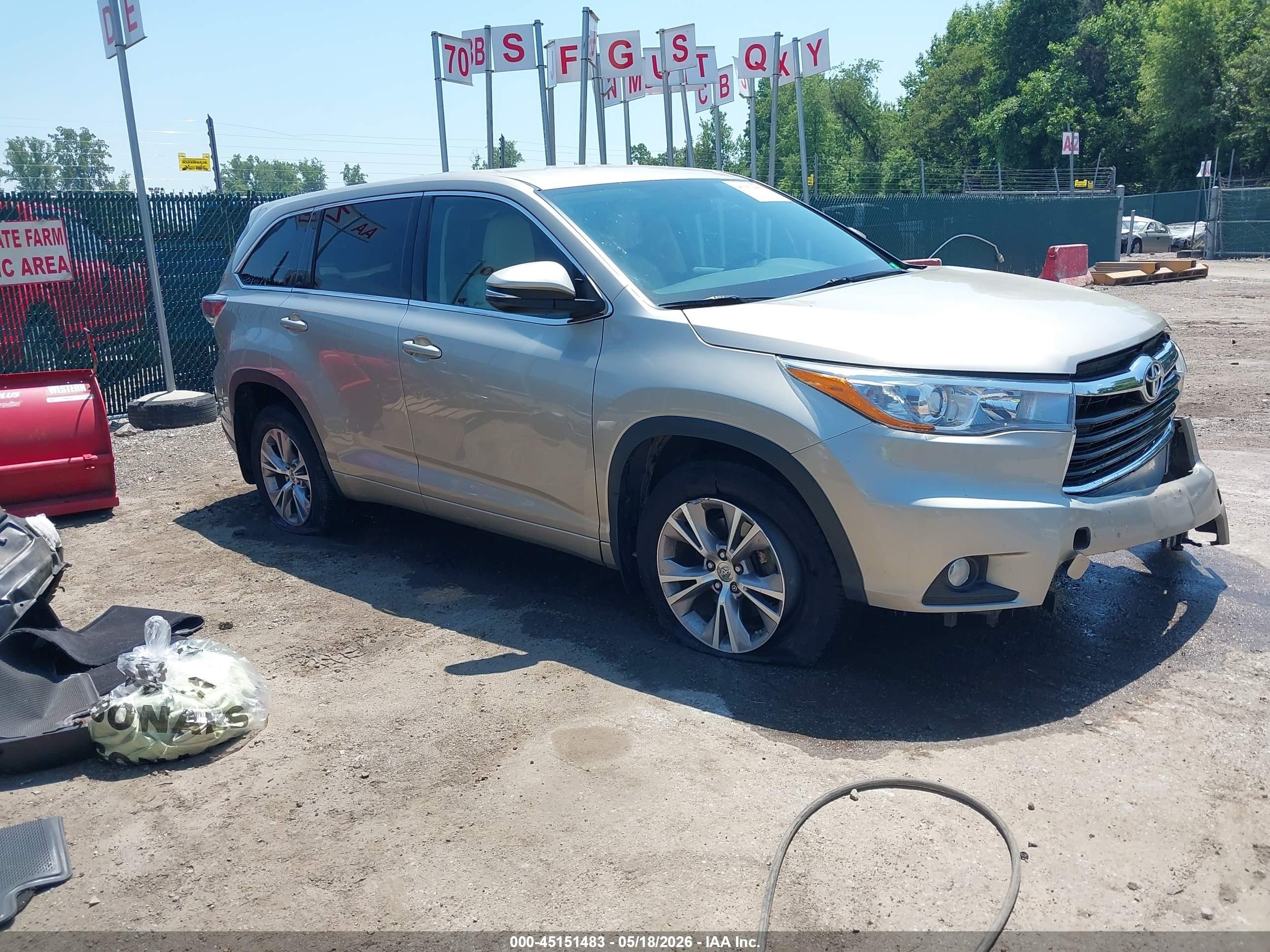 2015 Toyota Highlander LE, VIN 5TDBKRFH6FS158384 — Front end