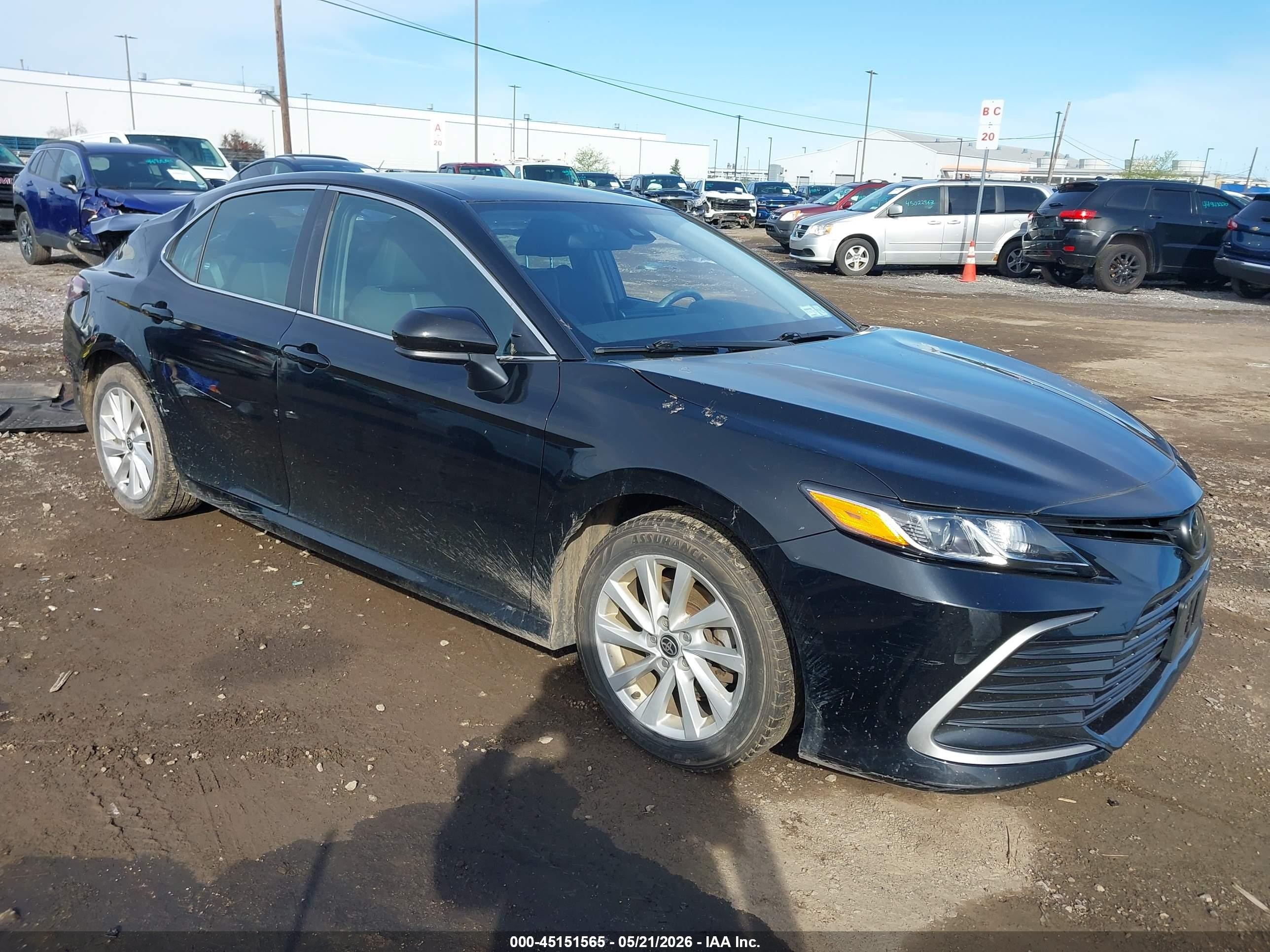 2021 Toyota Camry LE, VIN 4T1C11AK7MU483514 — Зад