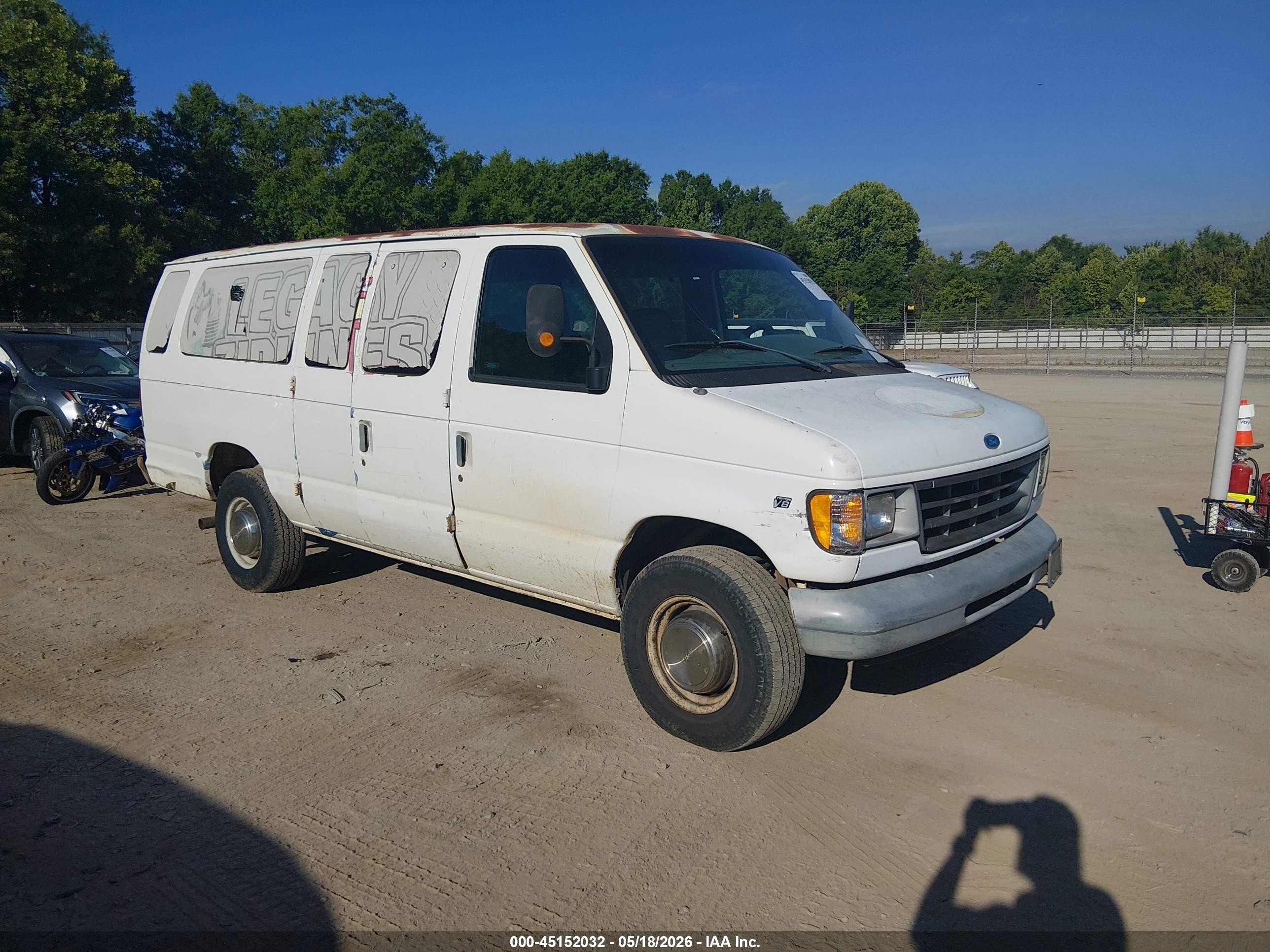 1998 Ford Econoline Wagon XL, VIN 1FBSS31L4WHA39038 — Normal wear