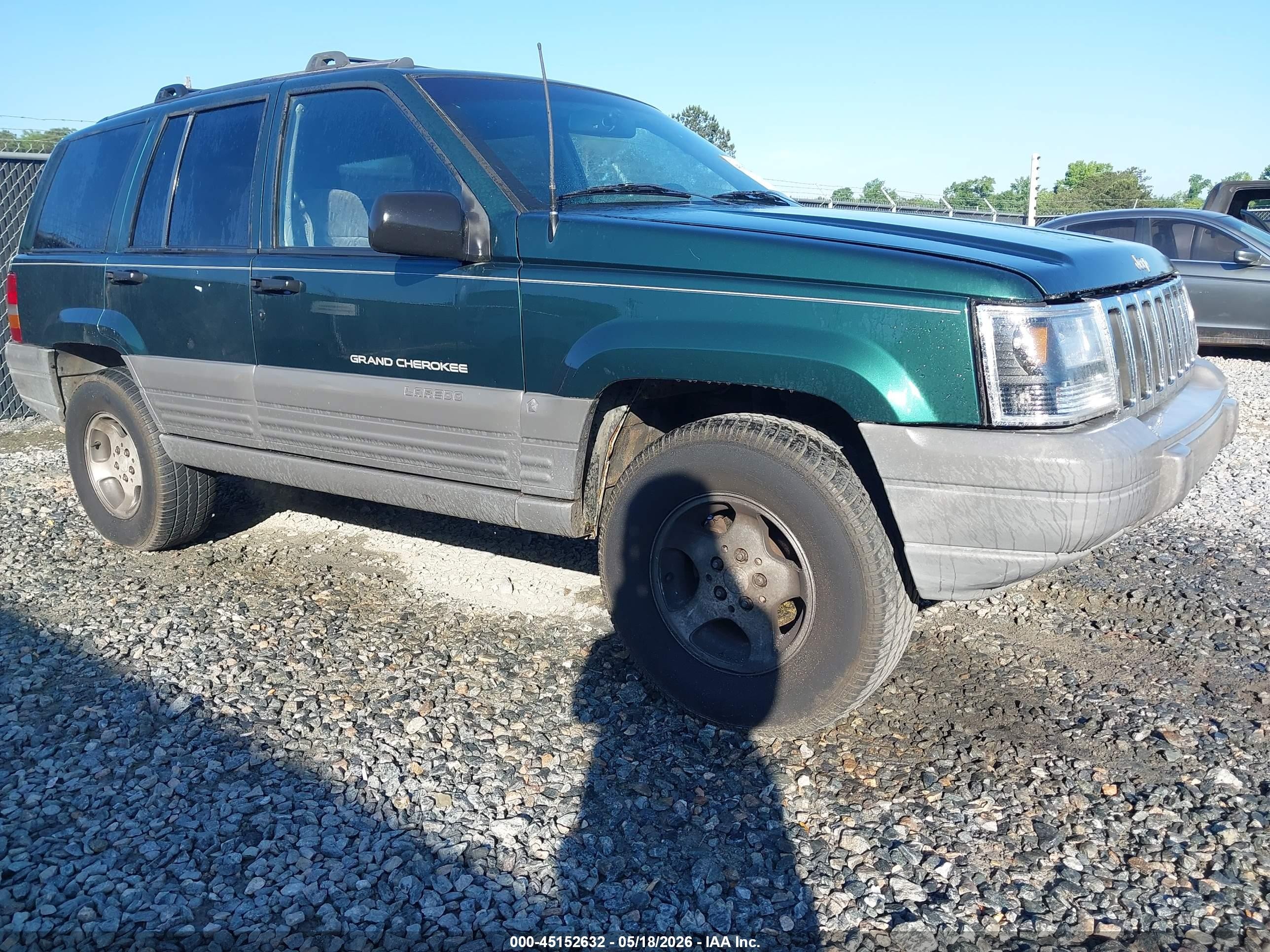 1998 Jeep Grand Cherokee Laredo, VIN 1J4FX58S9WC124908 — Side