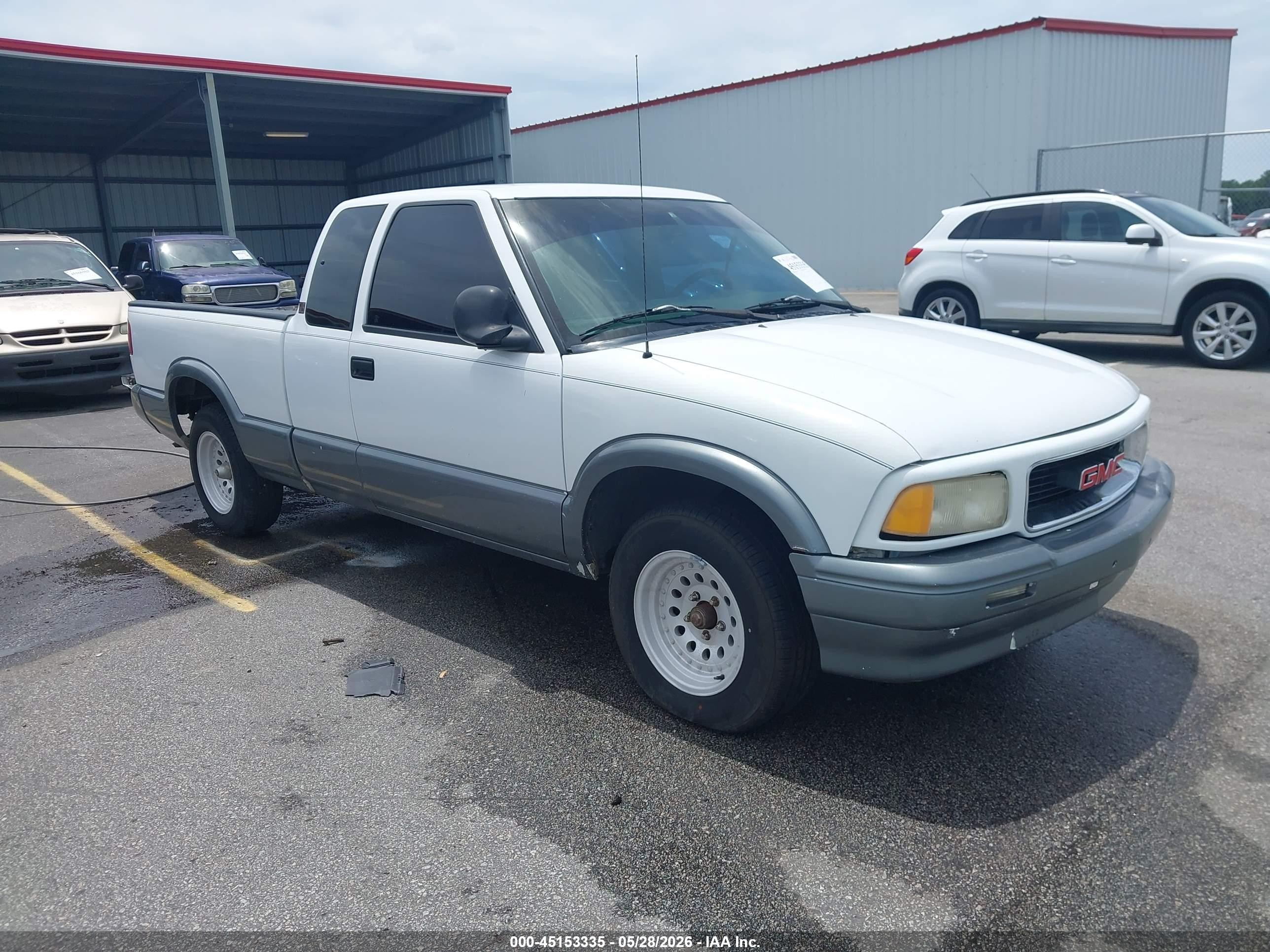 1996 GMC Sonoma SLS, VIN 1GTCS19X3TK526449 — Rear end