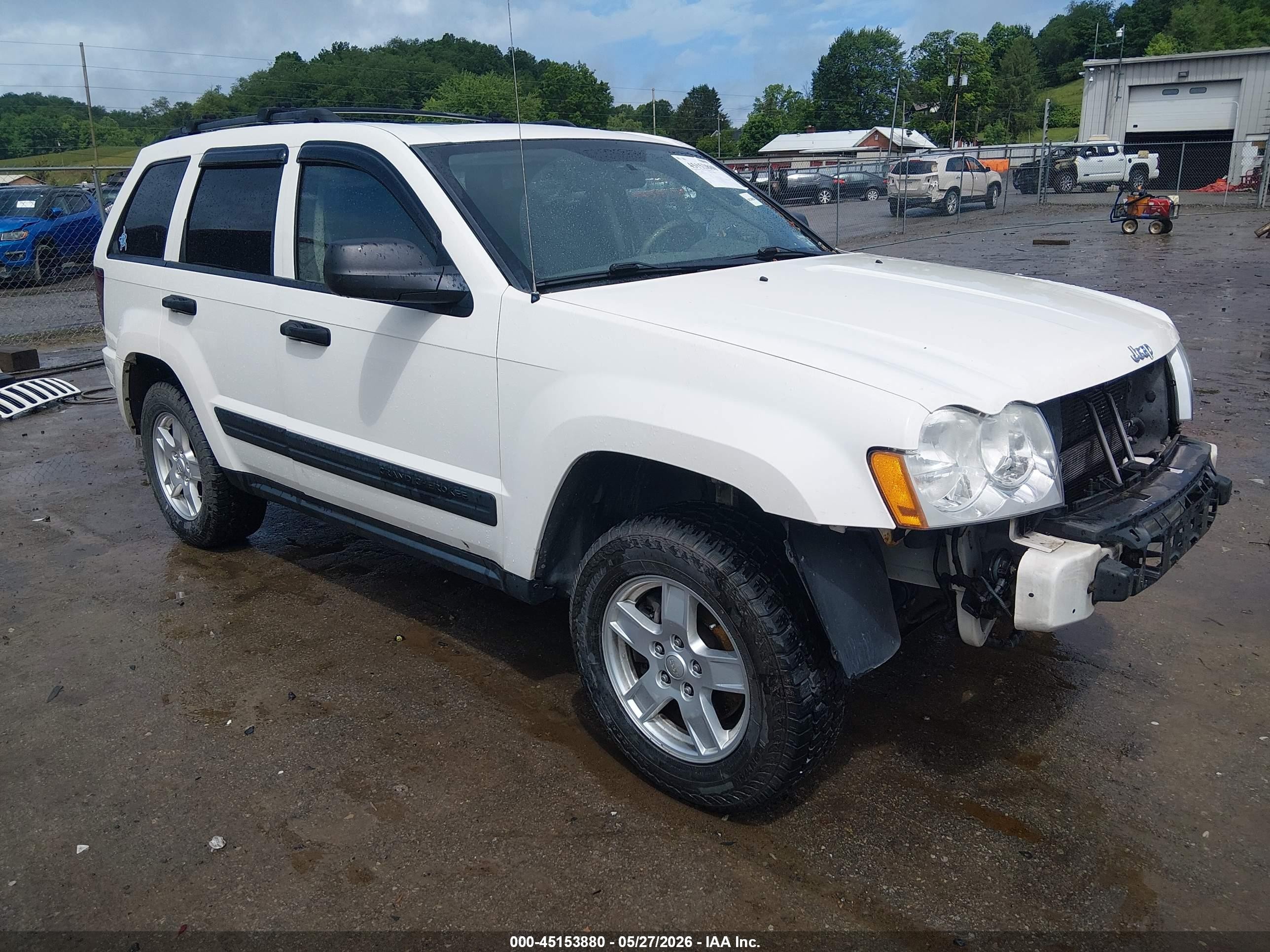 2005 Jeep Grand Cherokee Laredo, VIN 1J8GR48K65C575736 — Front end