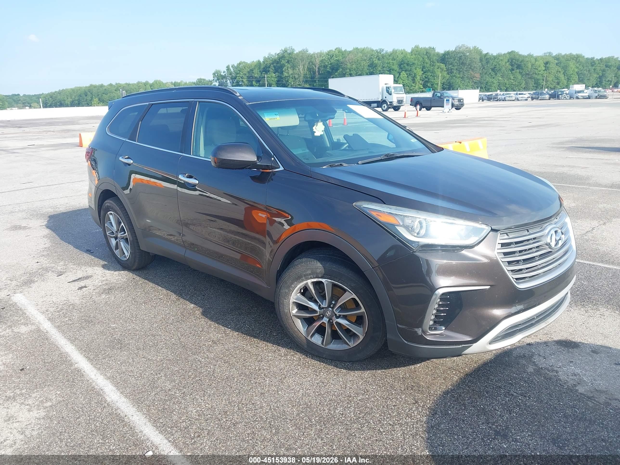 2017 Hyundai Santa Fe SE, VIN KM8SM4HF1HU177928 — Front end
