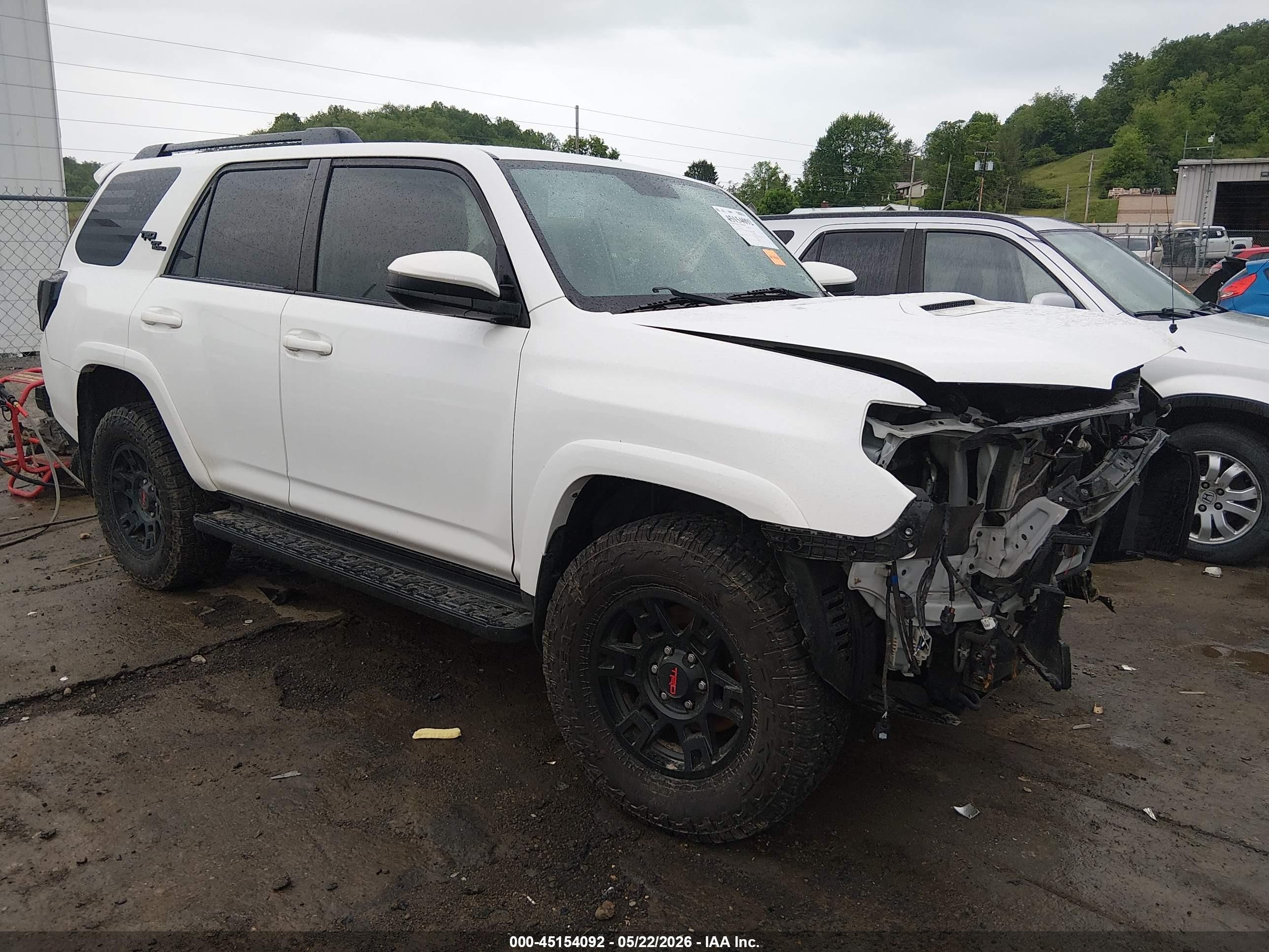 2019 Toyota 4Runner TRD Off Road Premium, VIN JTEBU5JR8K5711275 — Front end