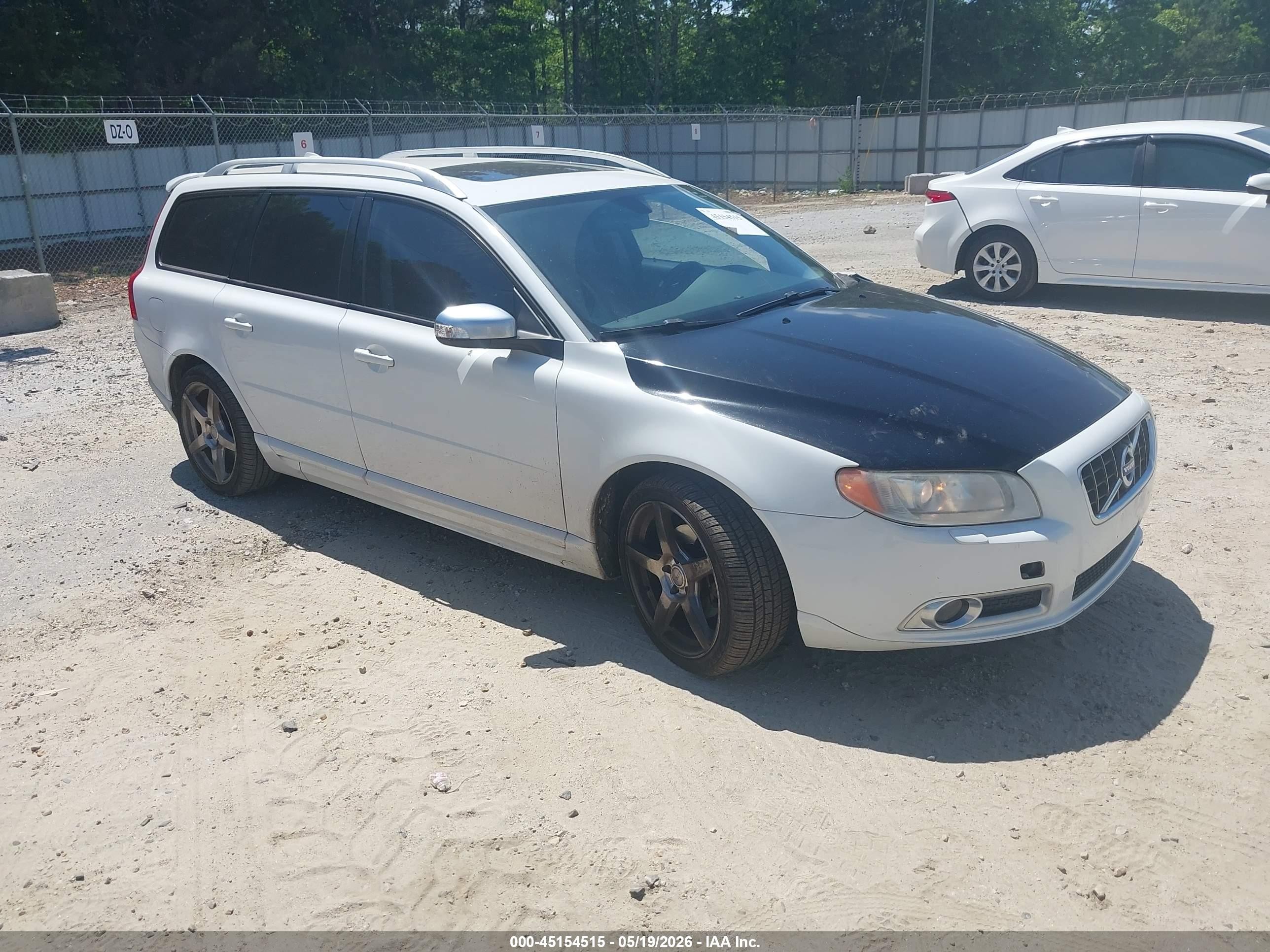 2010 Volvo V70, VIN YV1982BW3A1151370 — Перед
