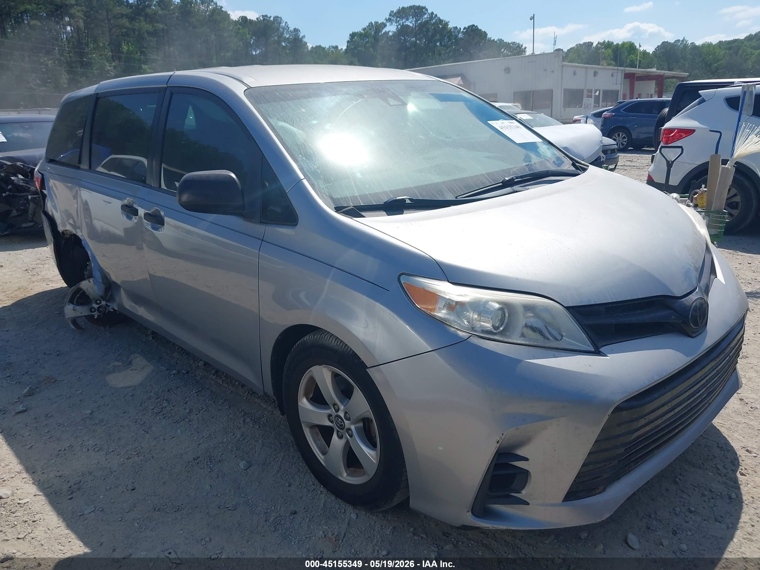 2018 Toyota Sienna L, VIN 5TDZZ3DC6JS942443 — Rear end