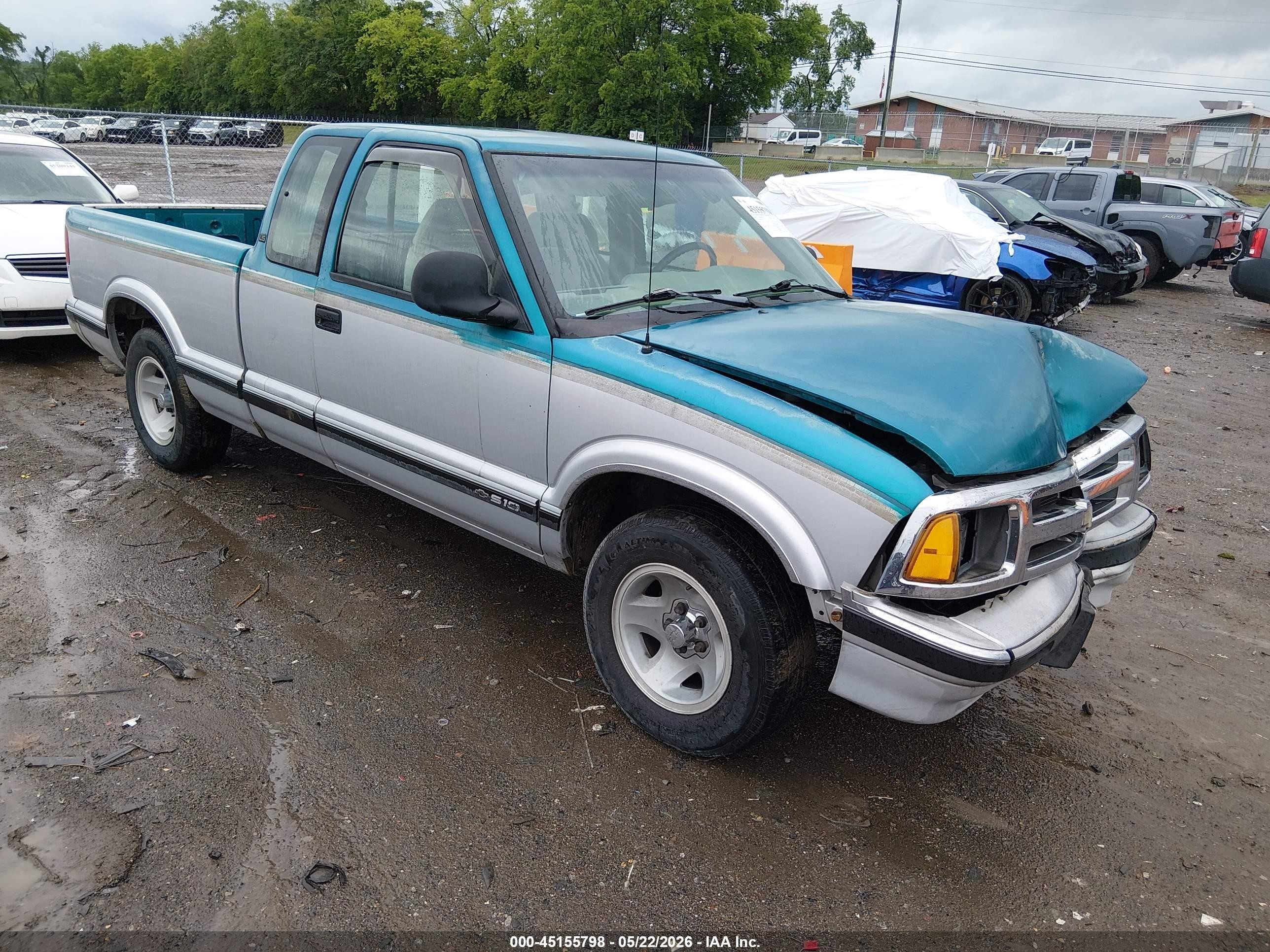 1995 Chevrolet S-10 LS, VIN 1GCCS19Z1S8113216 — Front end