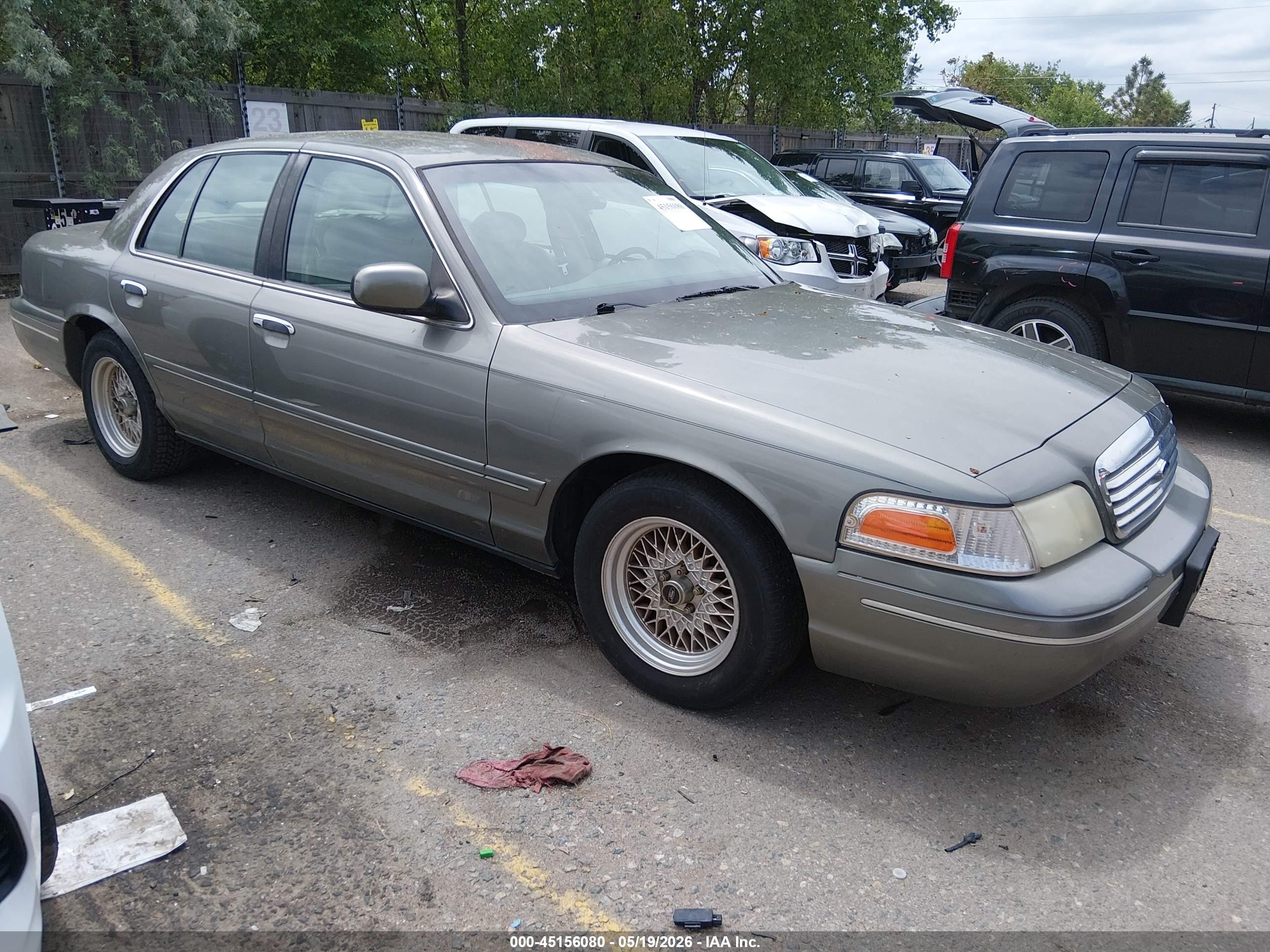 2001 Ford Crown Victoria LX, VIN 2FAFP74W41X132586 — Normal wear