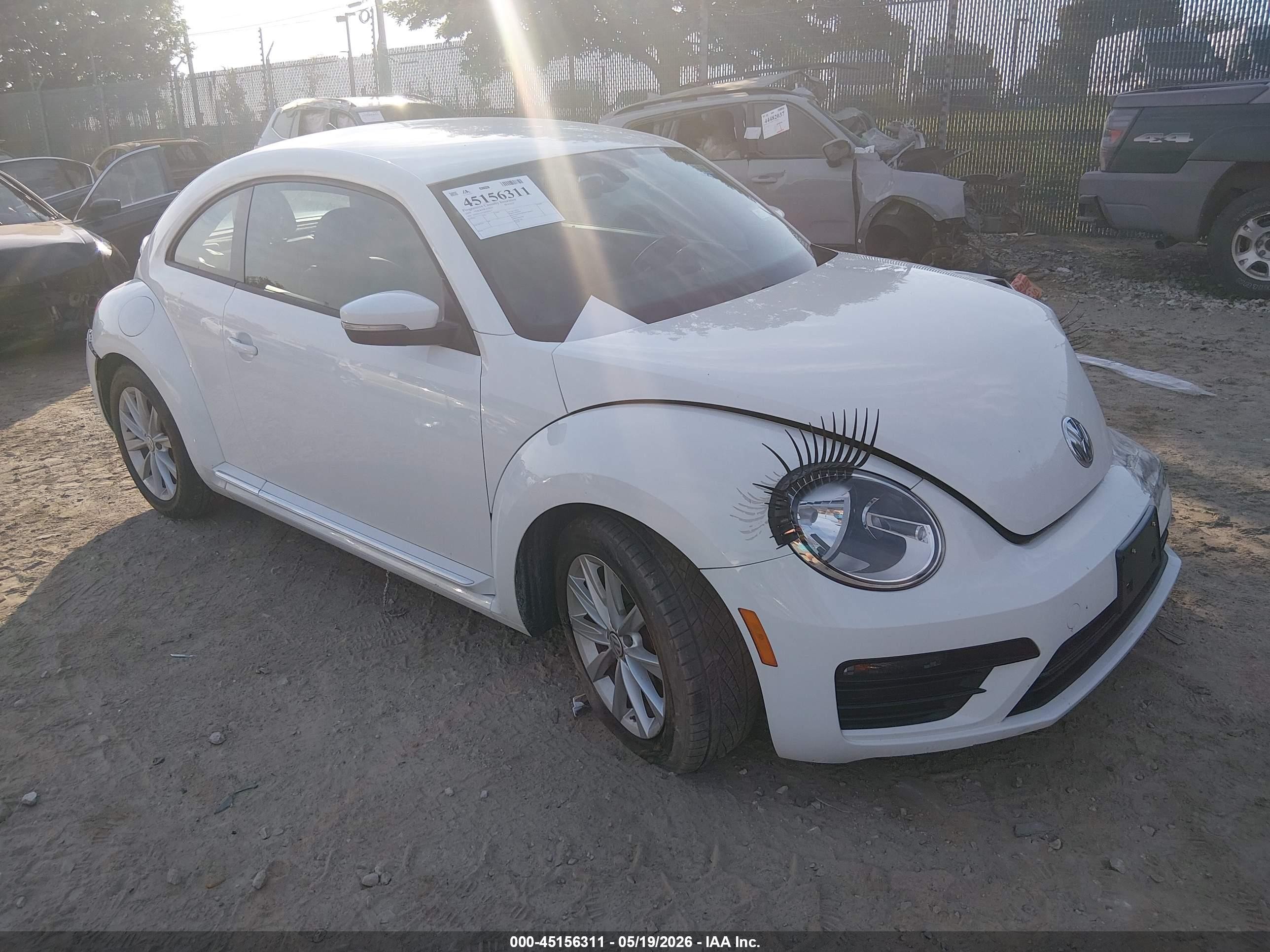 2018 Volkswagen Beetle S, VIN 3VWFD7AT1JM703117 — Перед
