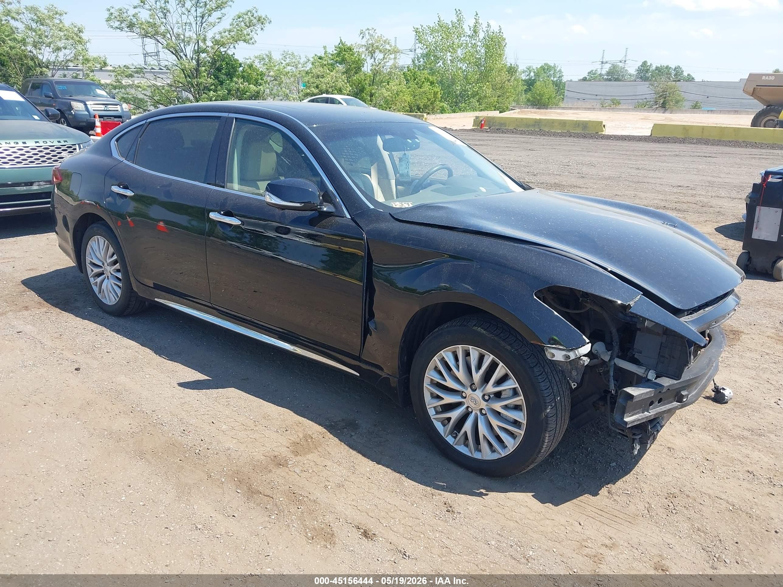 2016 Infiniti Q70, VIN JN1BY1PR8GM720521 — Front end
