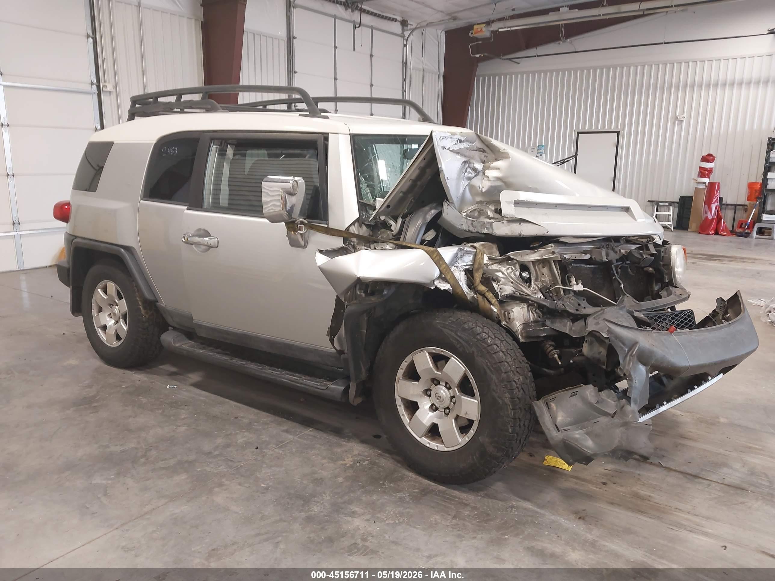 2007 Toyota FJ Cruiser, VIN JTEZU11F070016225 — Front end