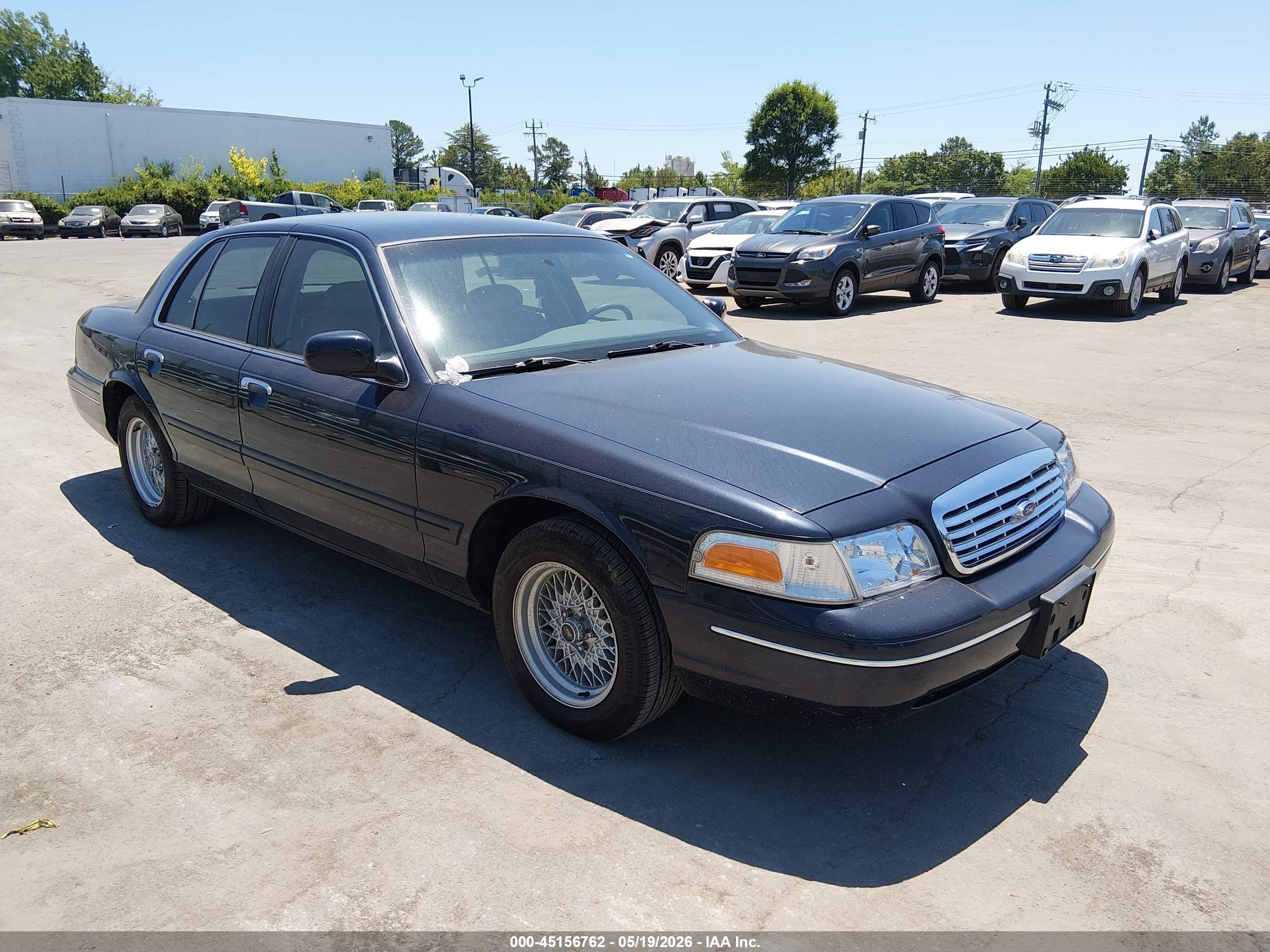 2001 Ford Crown Victoria LX, VIN 2FAFP74W31X122535 — Side