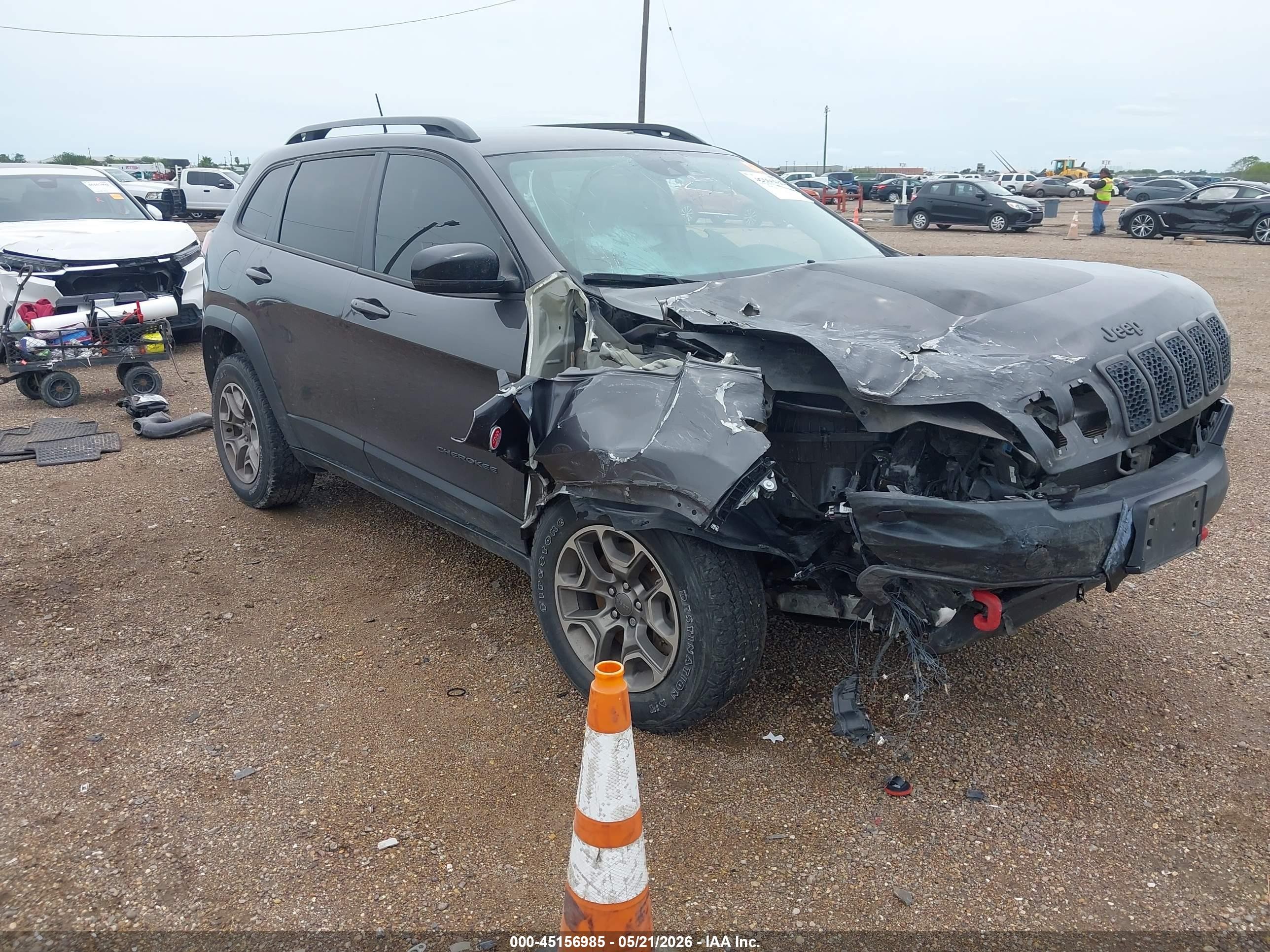 2022 Jeep Cherokee Trailhawk, VIN 1C4PJMBX0ND501614 — Перед