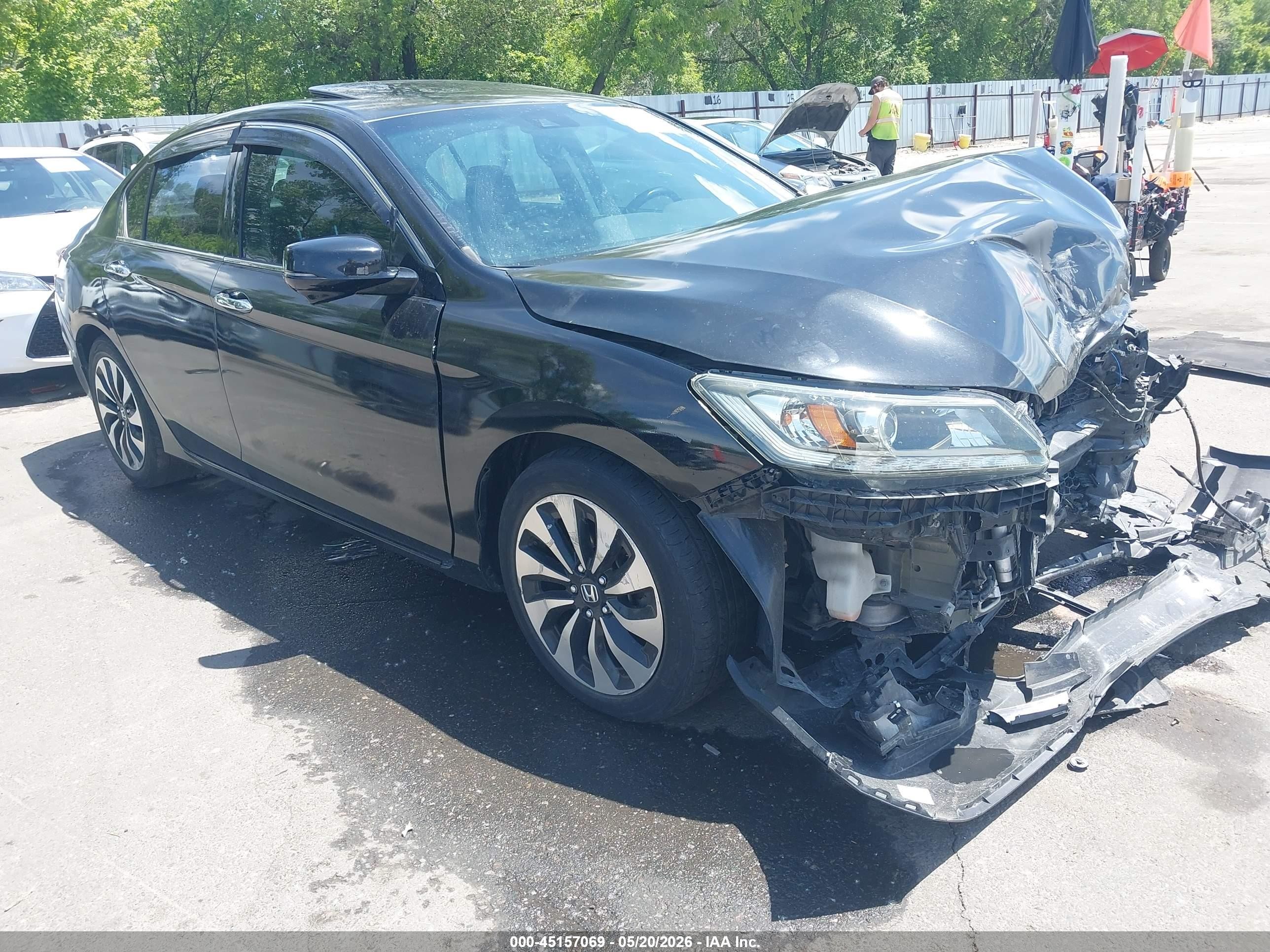 2015 Honda Accord Touring, VIN 1HGCR6F70FA006699 — Перед