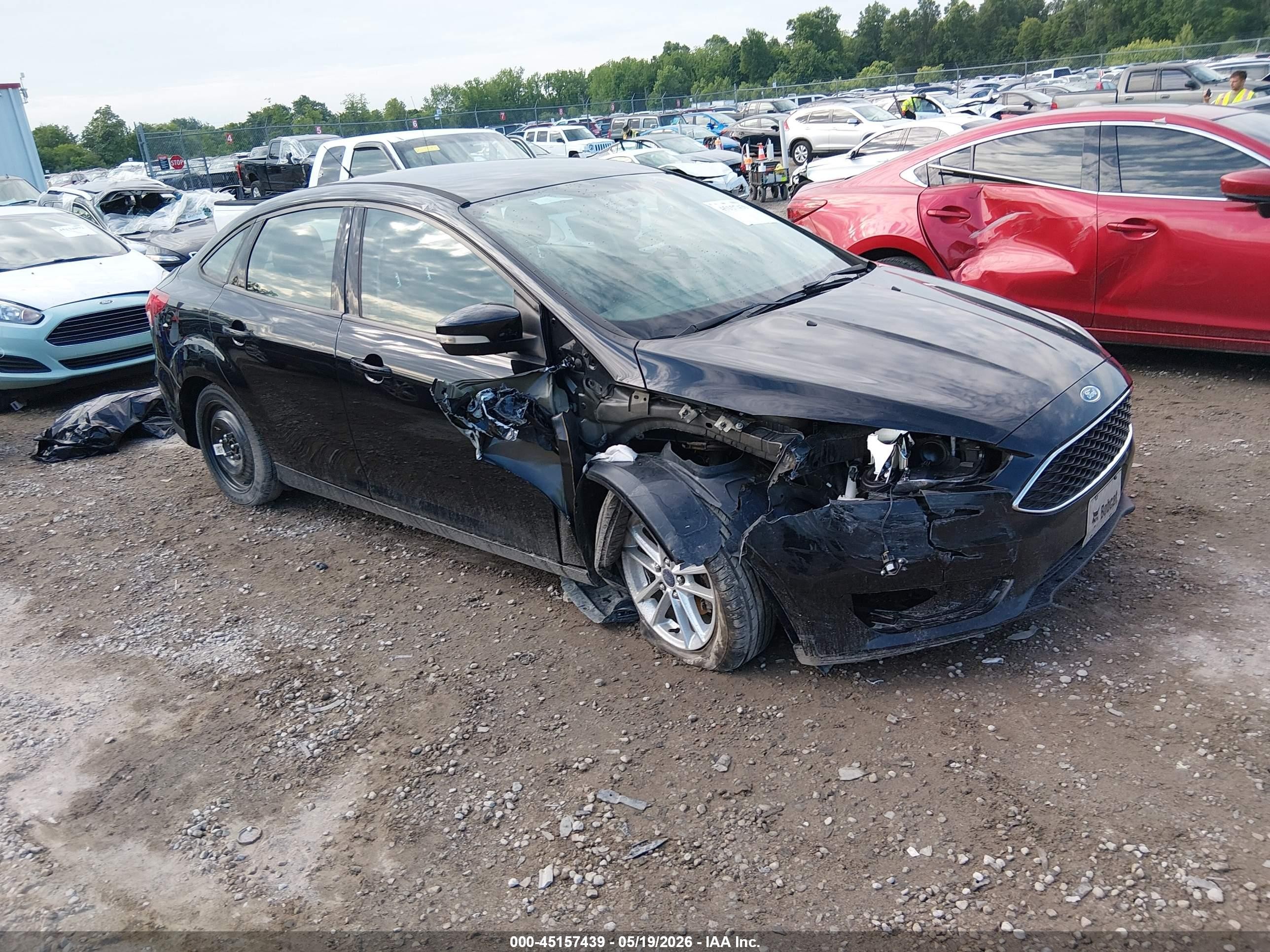 2016 Ford Focus SE, VIN 1FADP3F24GL404215 — Front end