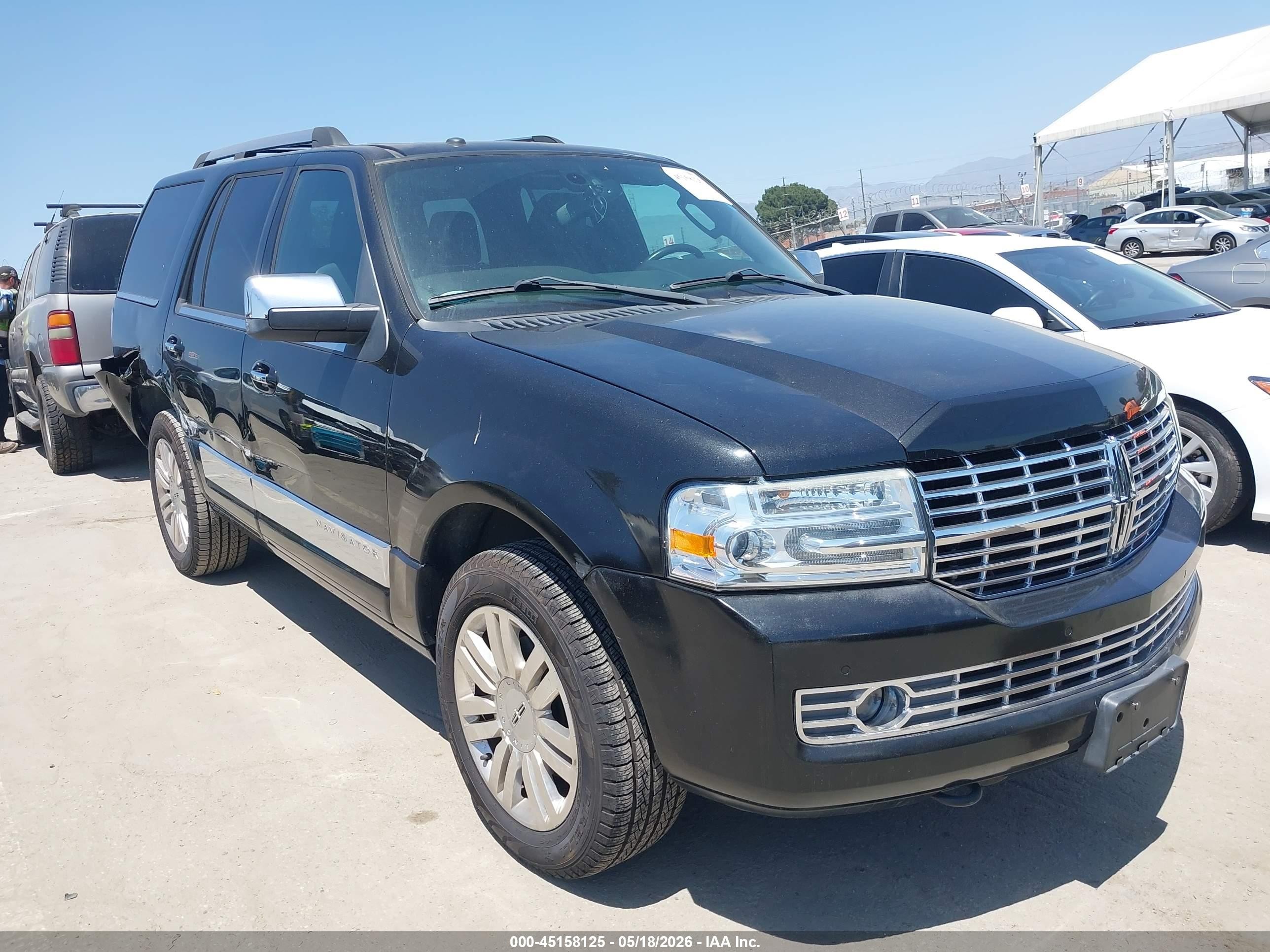 2012 Lincoln Navigator, VIN 5LMJJ2H51CEL05195 — Side