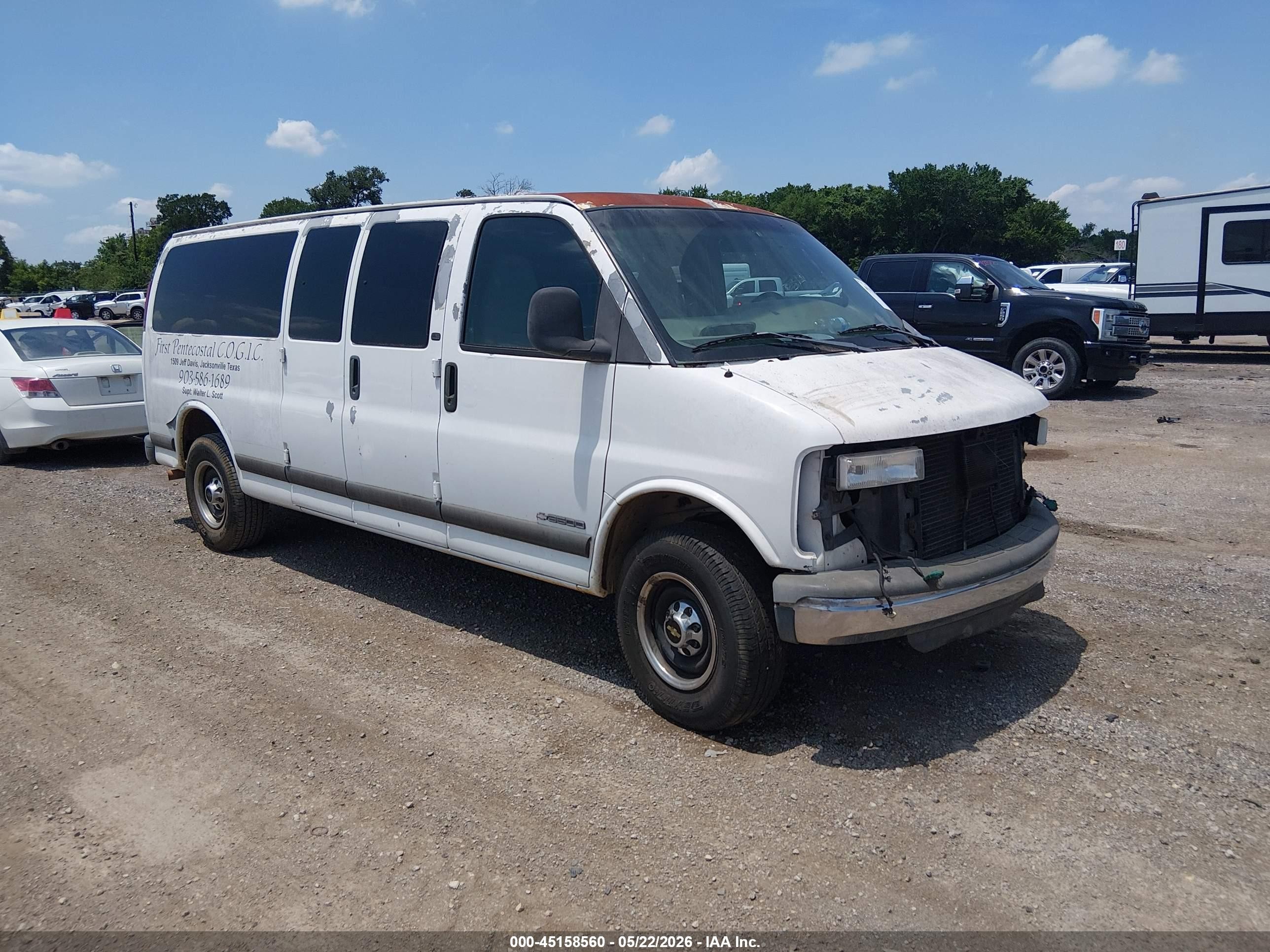 2001 Chevrolet Express, VIN 1GAHG39R611189601 — Front end