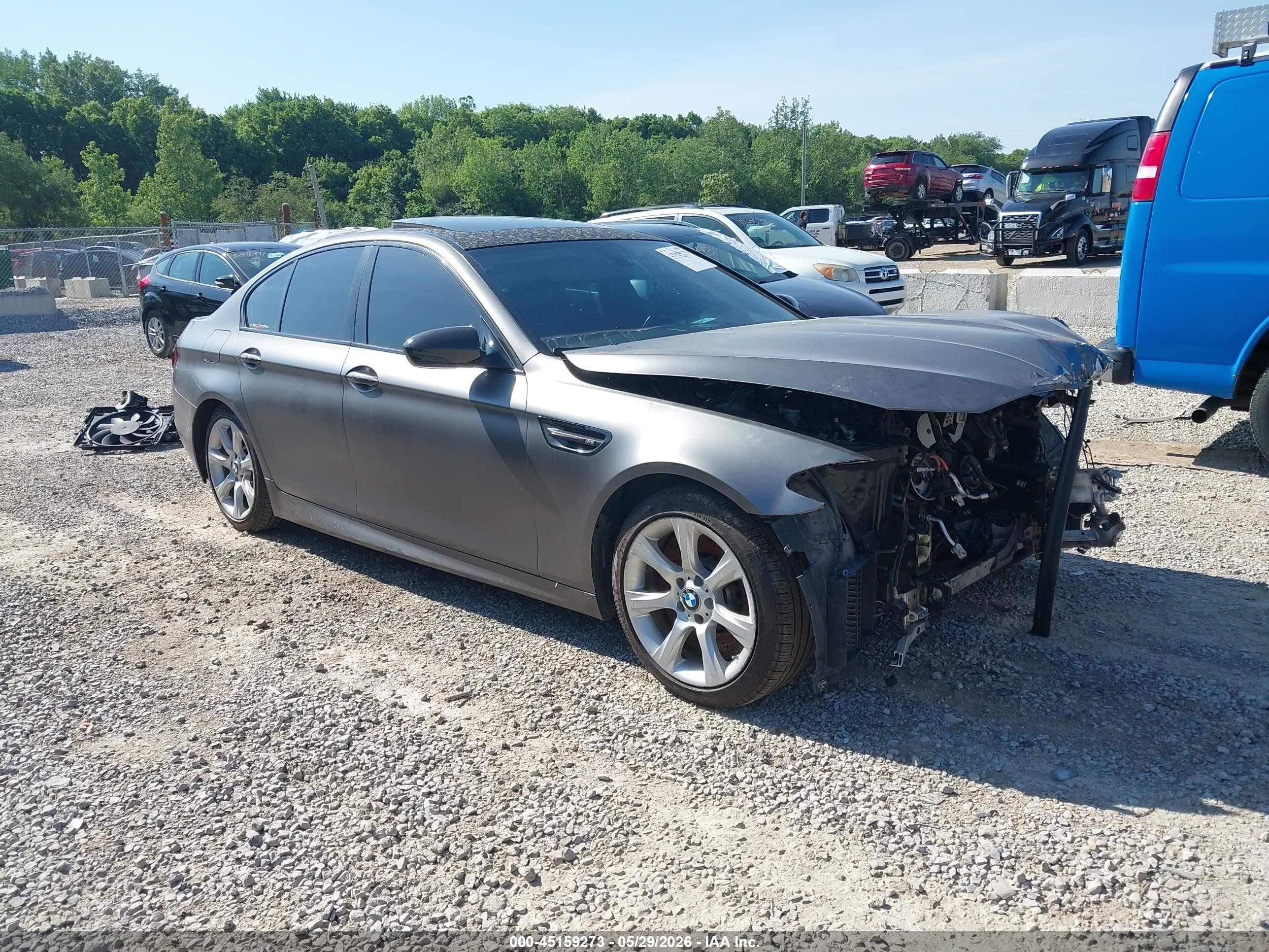 2013 BMW M5, VIN WBSFV9C52DC773136 — Перед