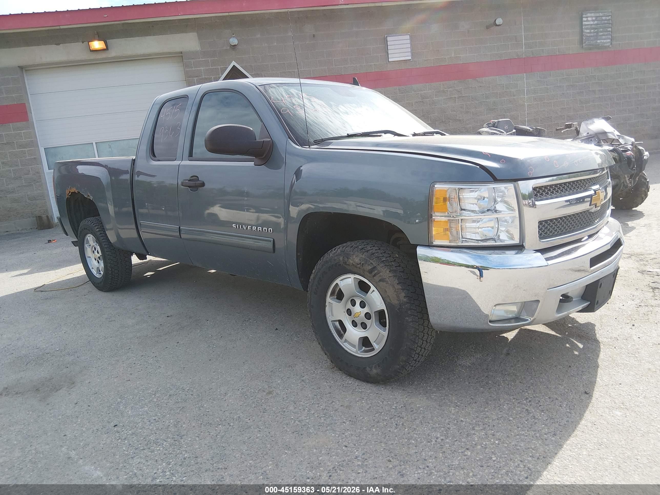 2013 Chevrolet Silverado 1500 LT, VIN 1GCRKSE70DZ359255 — Front end