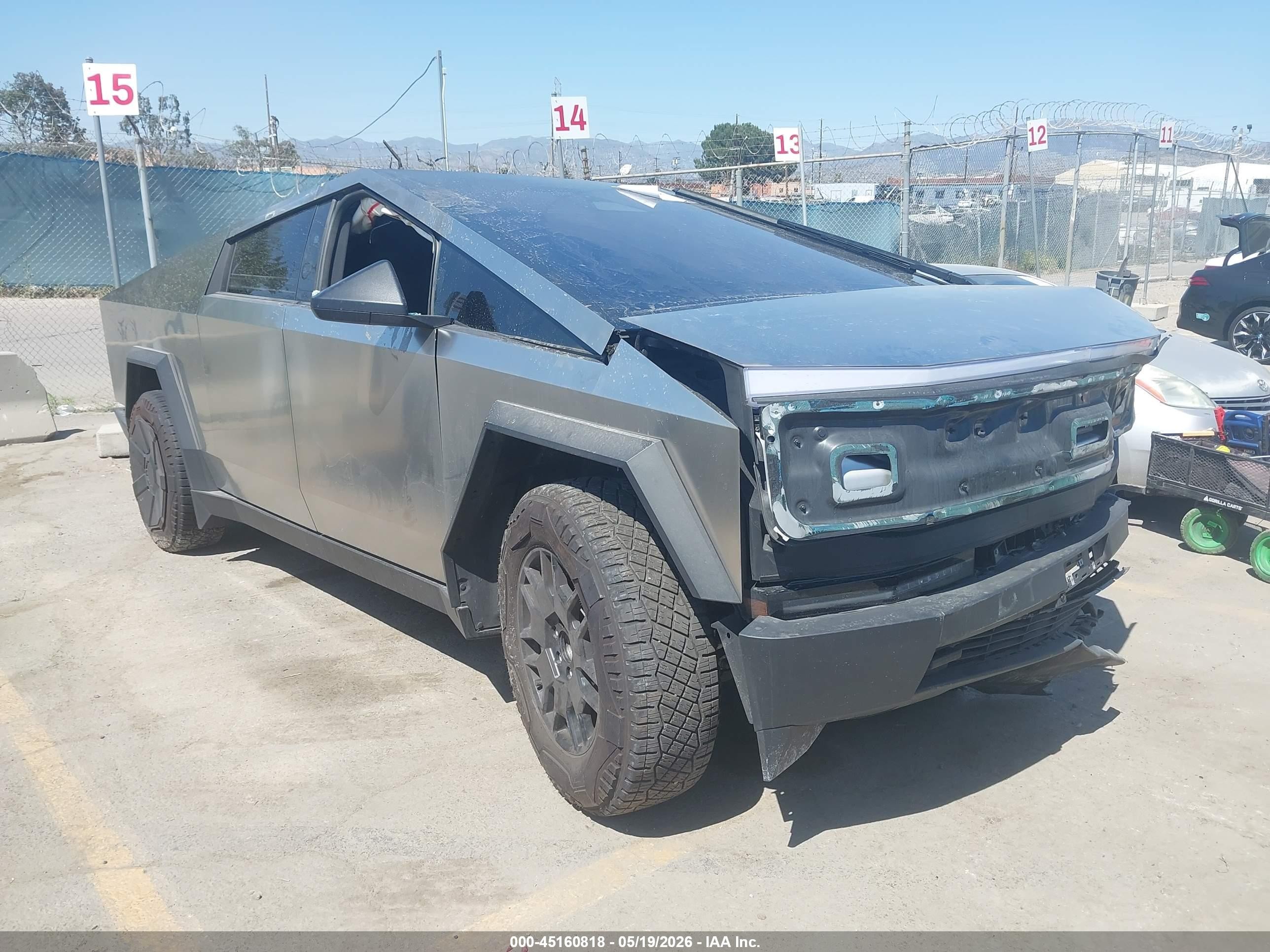 2025 Tesla Cybertruck Long Range, VIN 7G2CEGEC9SA077409 — Front end