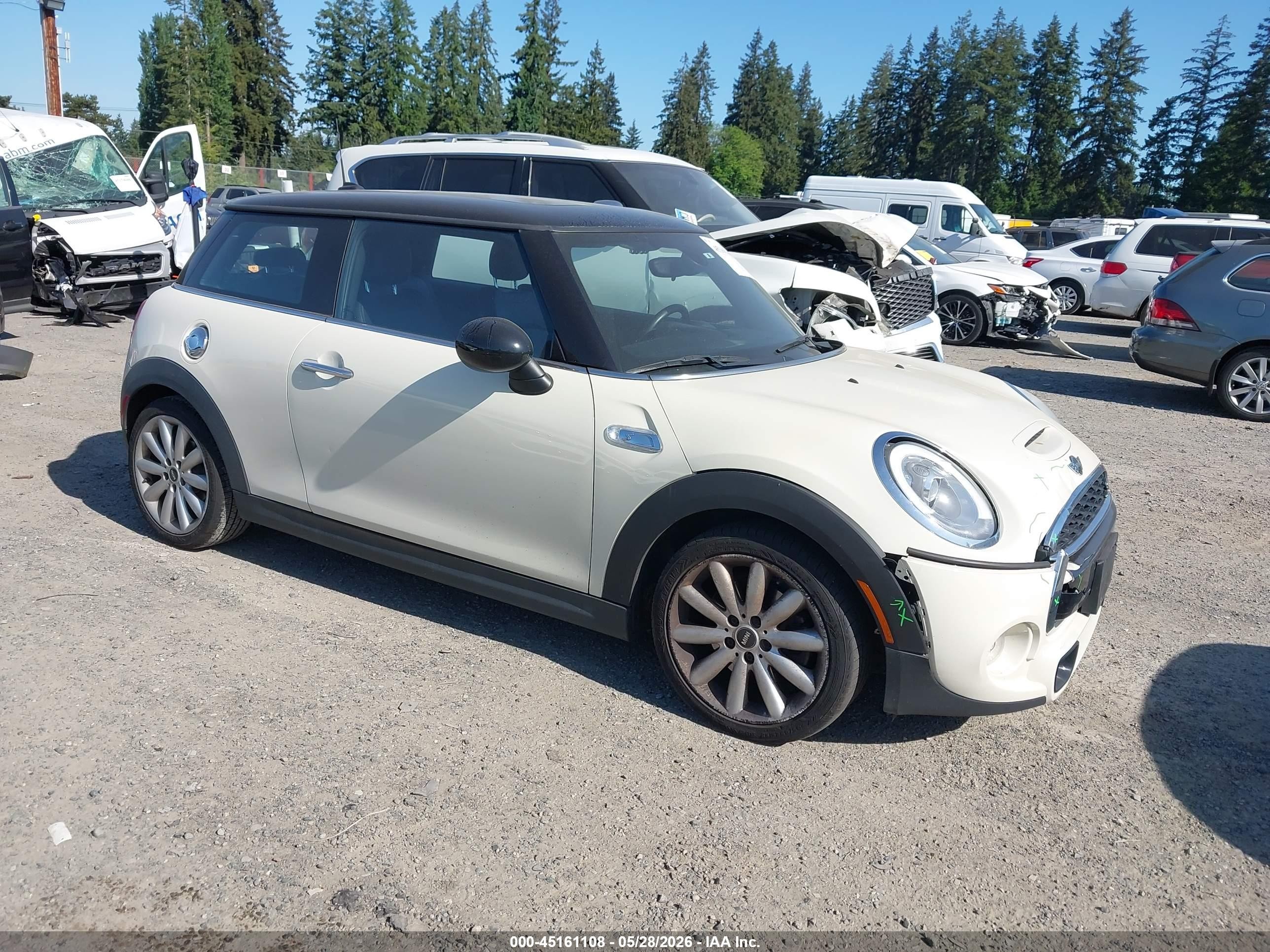 2015 MINI Hardtop S, VIN WMWXP7C53F2A34943 — Перед