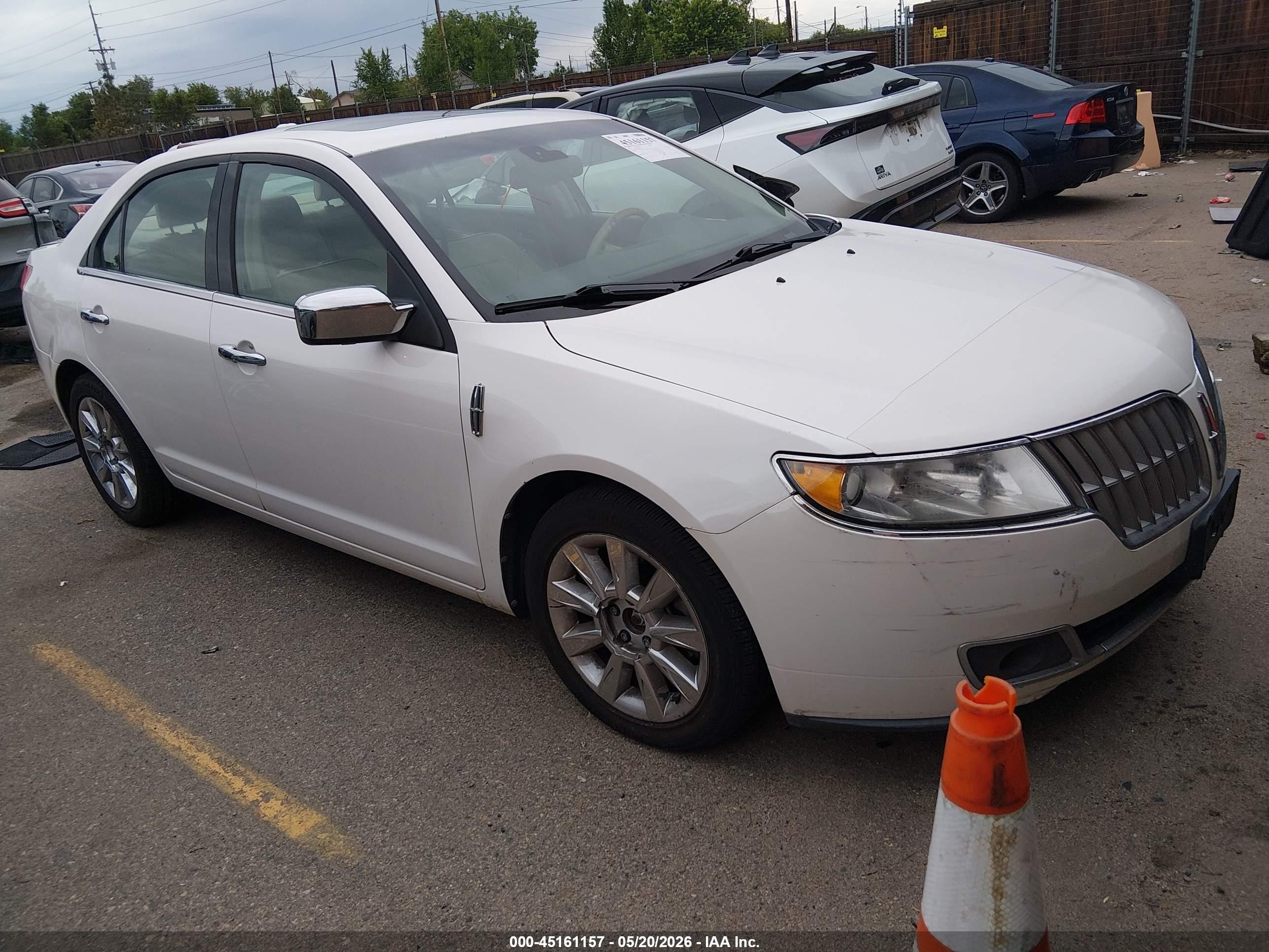 2011 Lincoln MKZ, VIN 3LNHL2JC6BR764190 — Side