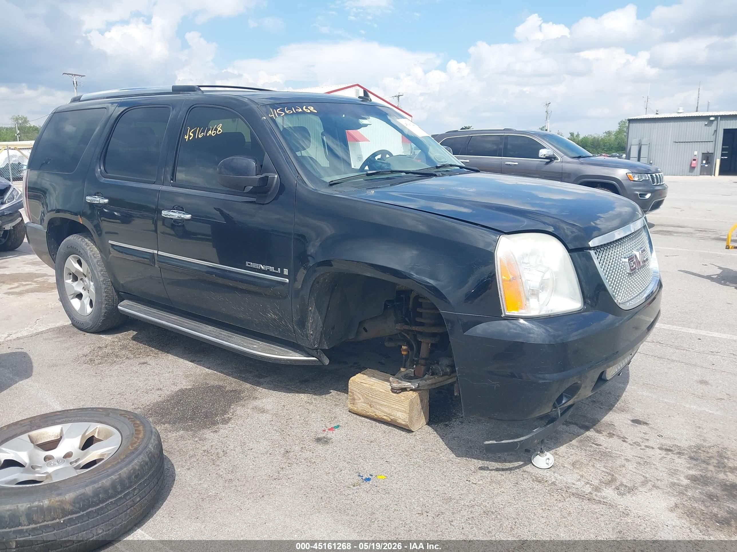 2007 GMC Yukon Denali, VIN 1GKFK63807J305211 — Side
