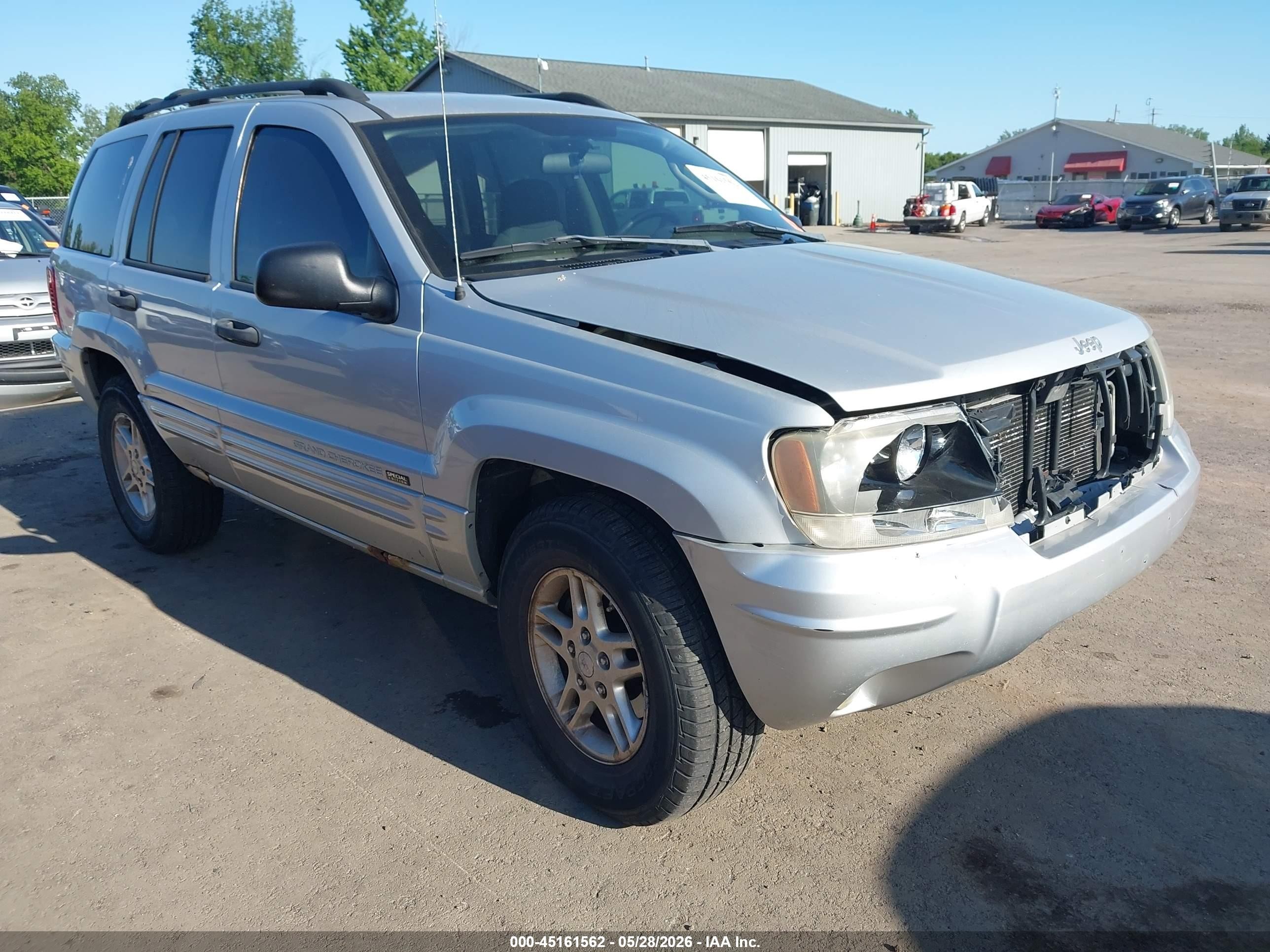 2004 Jeep Grand Cherokee Laredo, VIN 1J4GW48S64C400542 — Front end