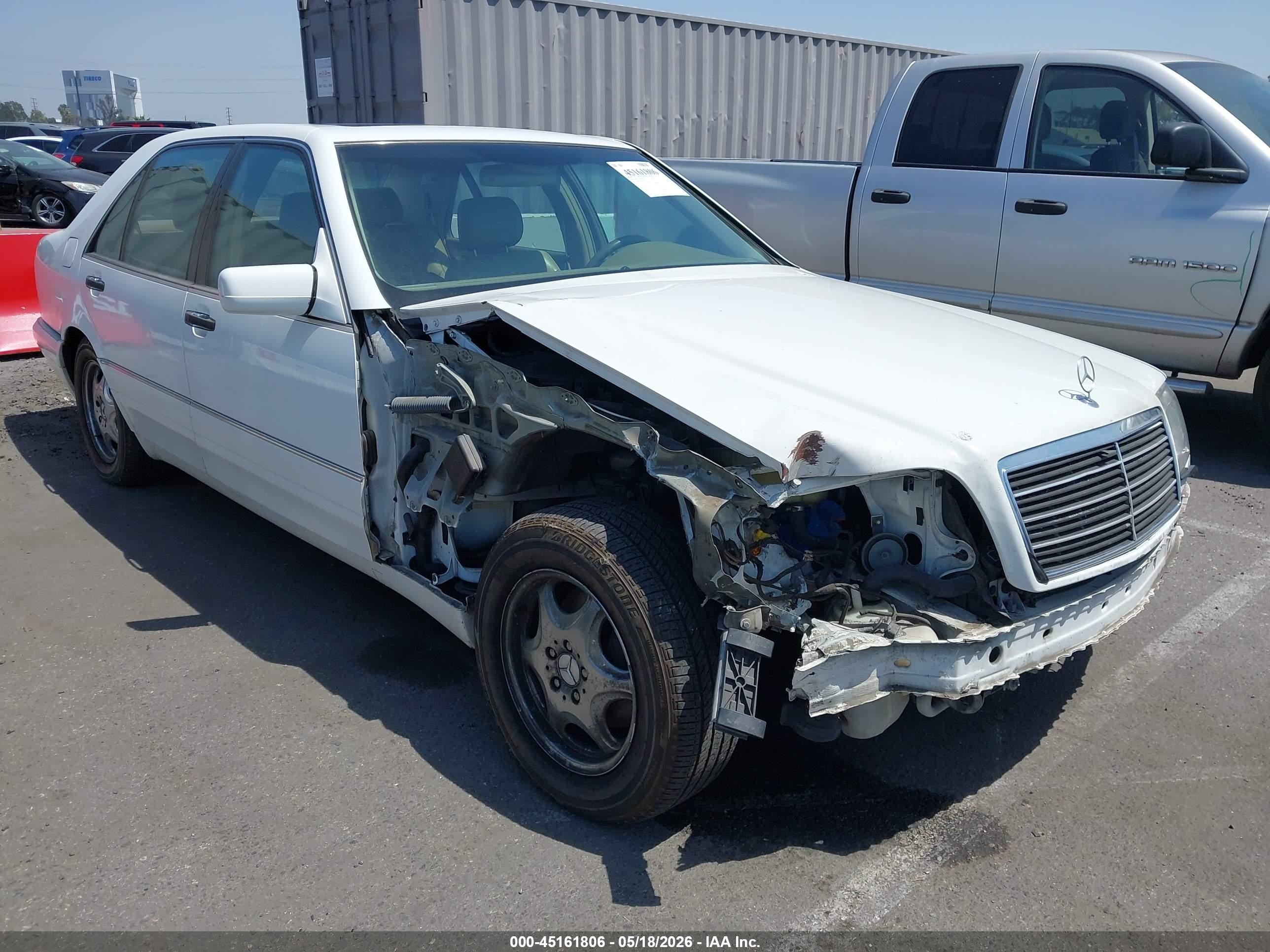 1999 Mercedes-Benz S 320/430/500, VIN WDBGA43G6XA411045 — Front end