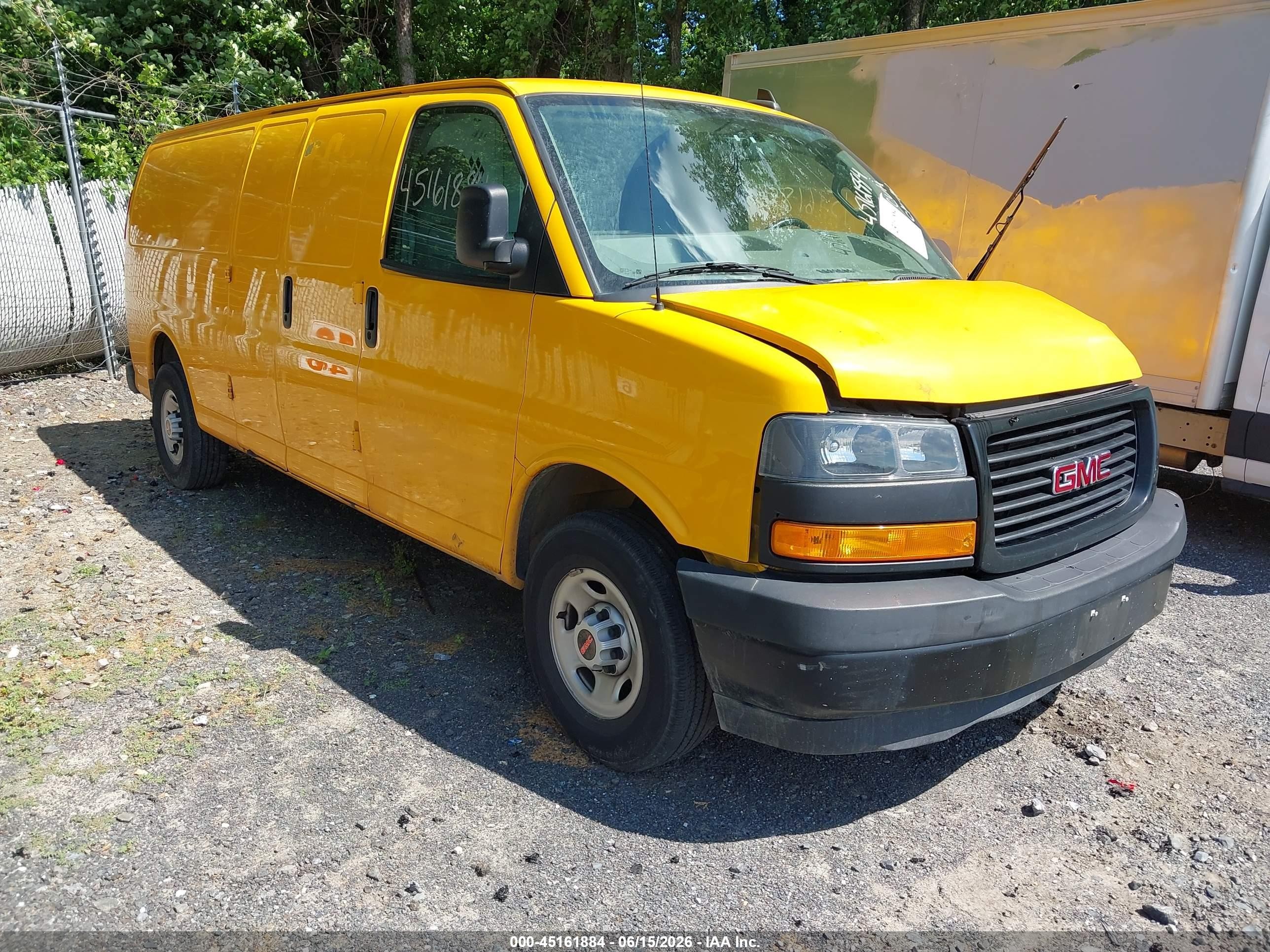2023 GMC Savana Cargo, VIN 1GTW7BFP1P1115670 — Front end