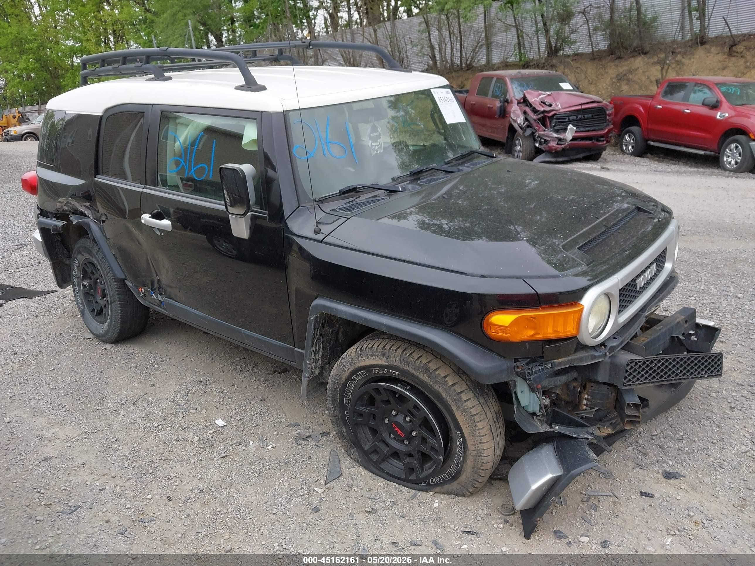 2010 Toyota FJ Cruiser, VIN JTEBU4BF8AK072748 — Front end