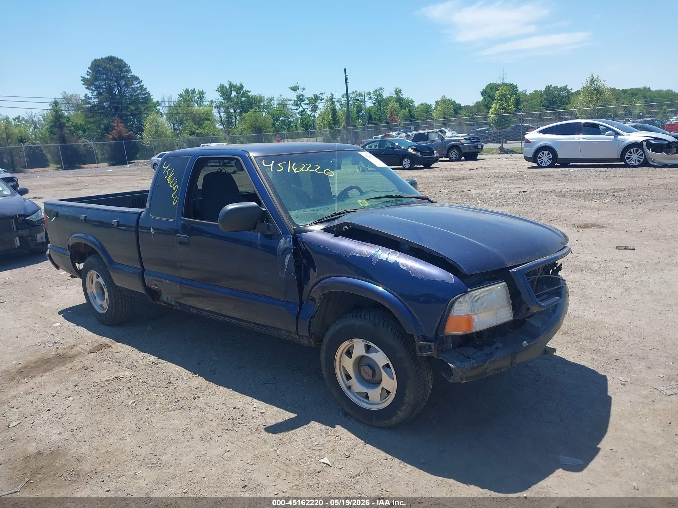2001 GMC Sonoma SLS 1SG, VIN 1GTCS19W418197181 — Front end