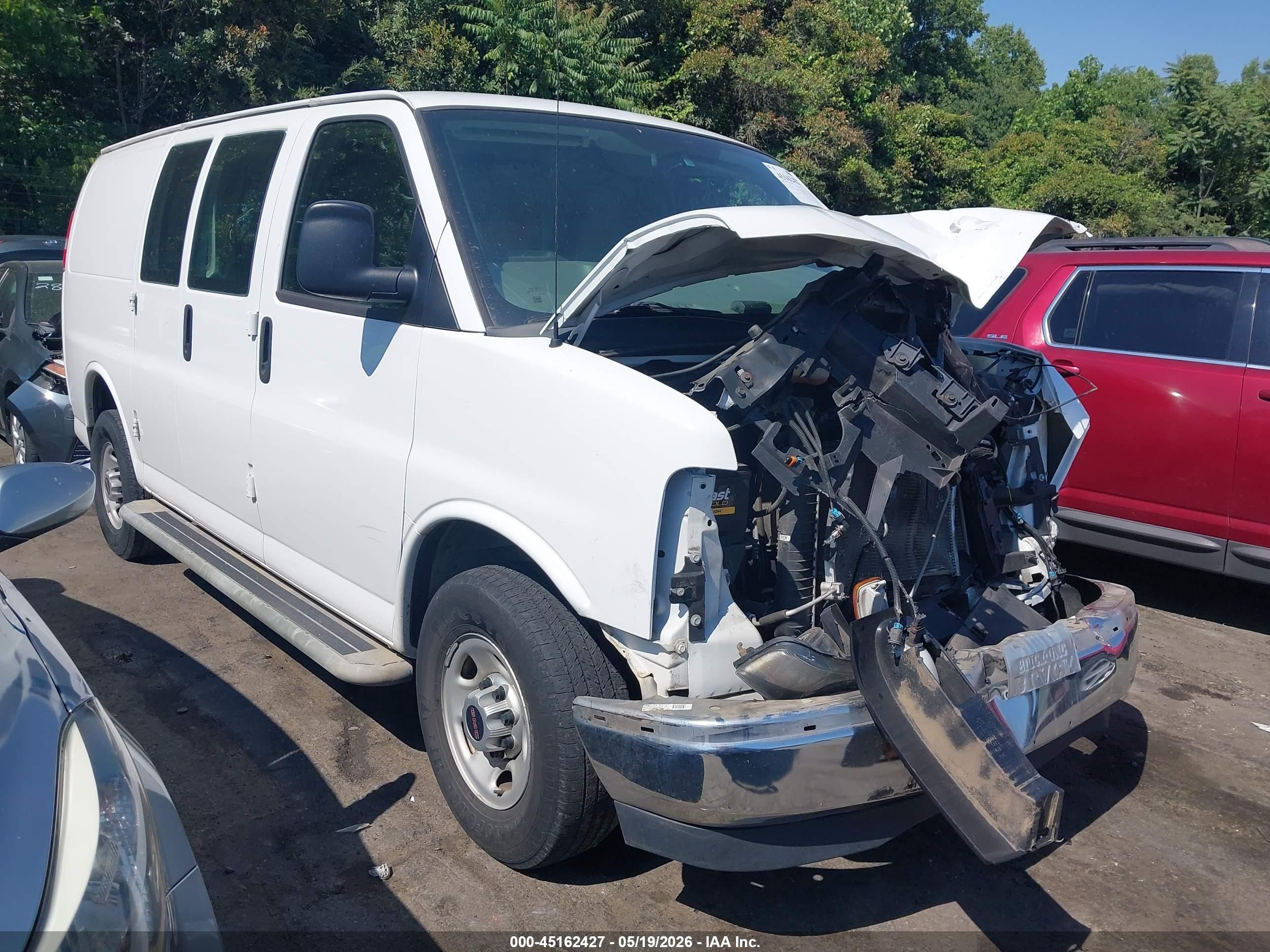 2017 GMC Savana Cargo, VIN 1GTW7AFF5H1915147 — Front end