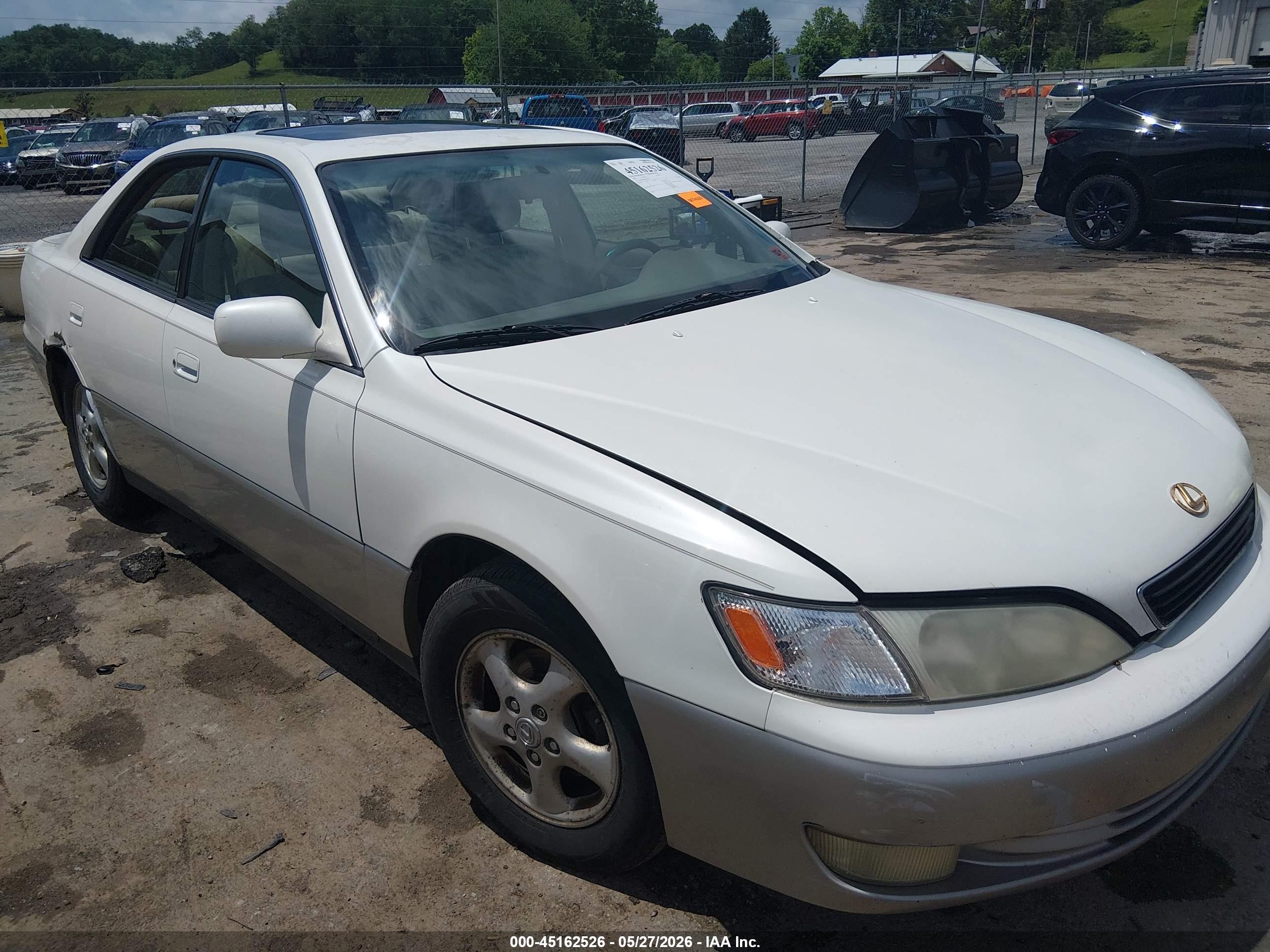 1998 Lexus ES 300, VIN JT8BF28G4W5046784 — Rear end