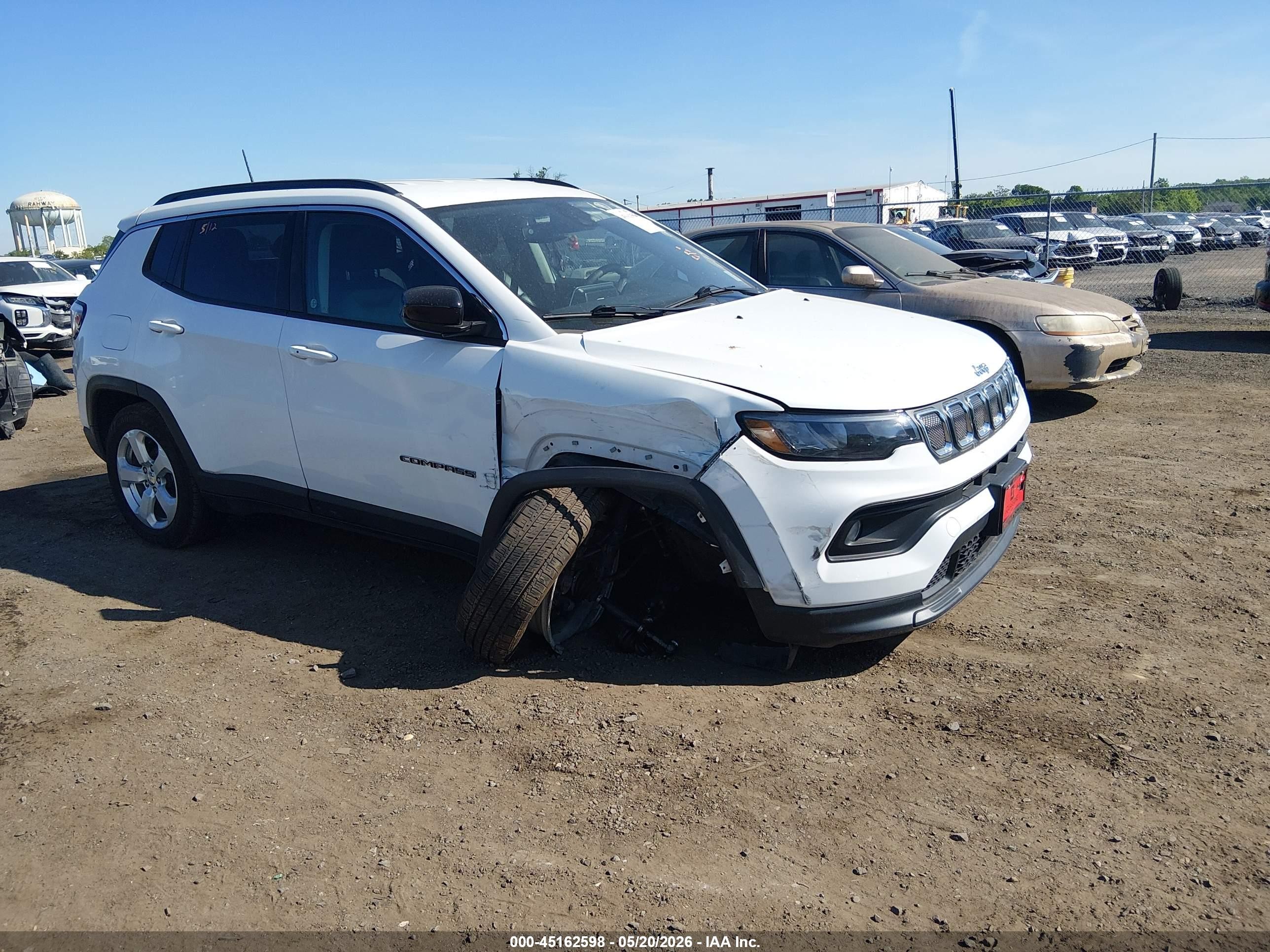 2022 Jeep Compass Latitude, VIN 3C4NJDBB3NT164541 — Front end