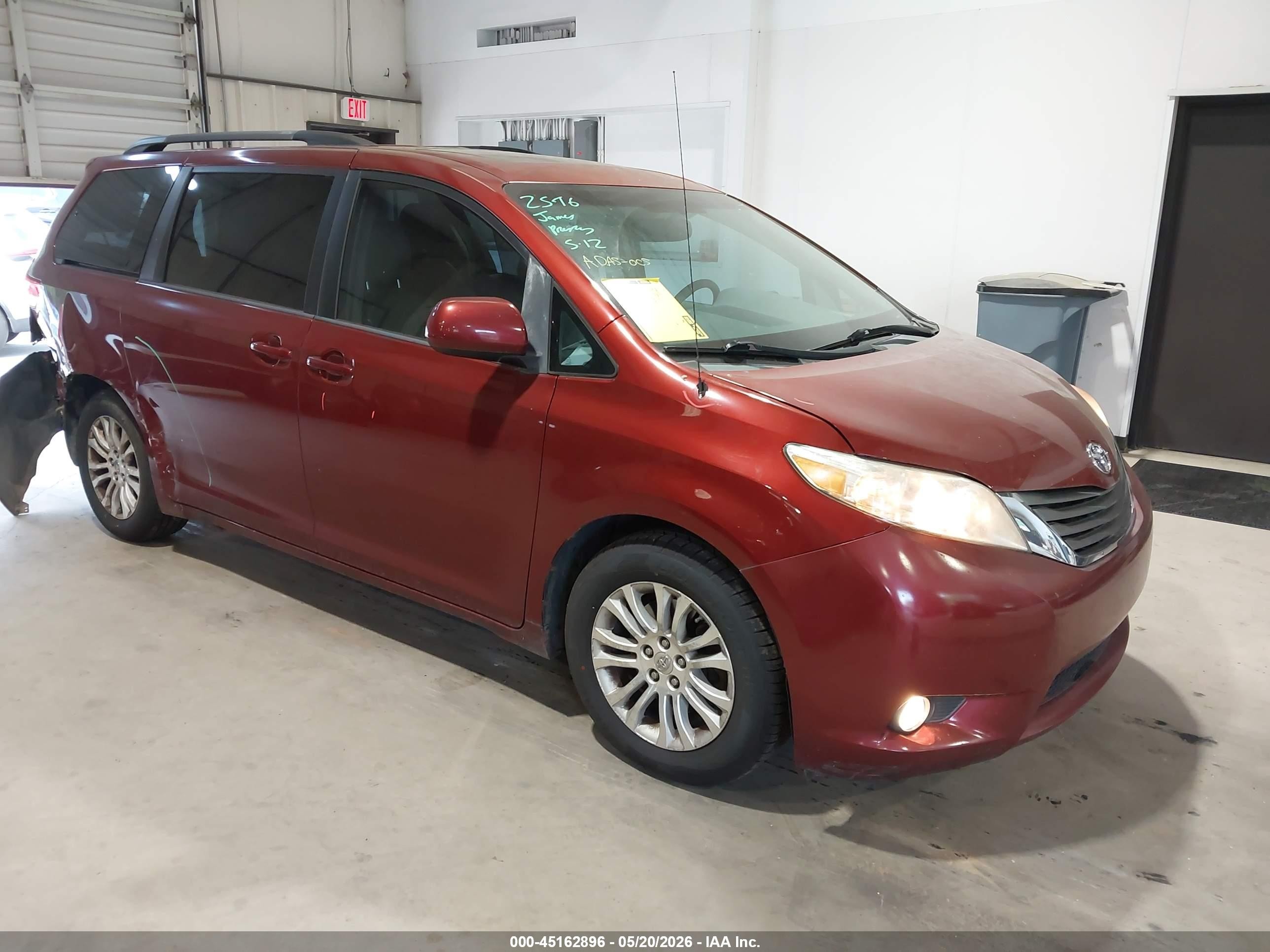 2014 Toyota Sienna XLE, VIN 5TDYK3DC0ES433938 — Rear end