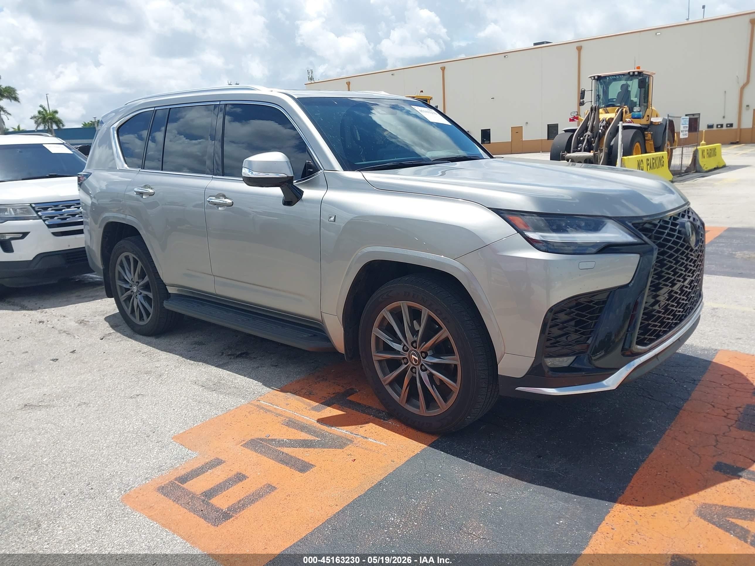 2024 Lexus LX 600 F Sport, VIN JTJMB7CX0R4050672 — Не указано