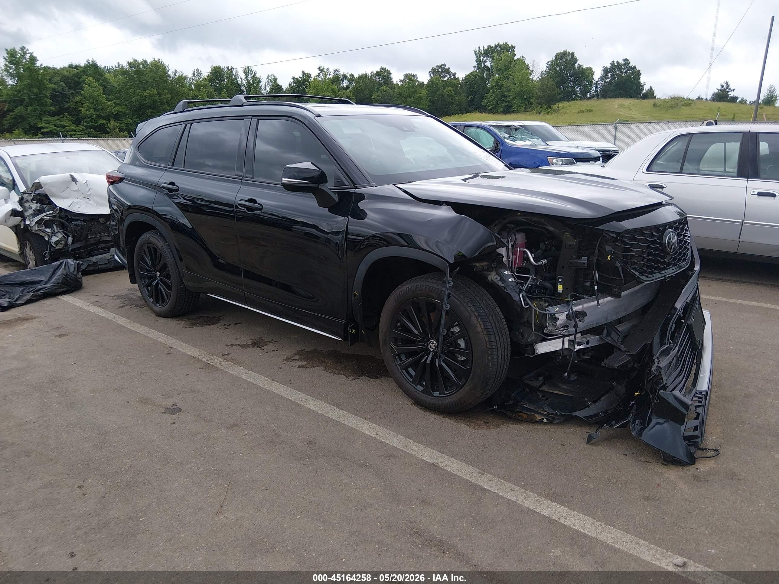 2025 Toyota Highlander Platinum, VIN 5TDKDRBH2SS581098 — Front end