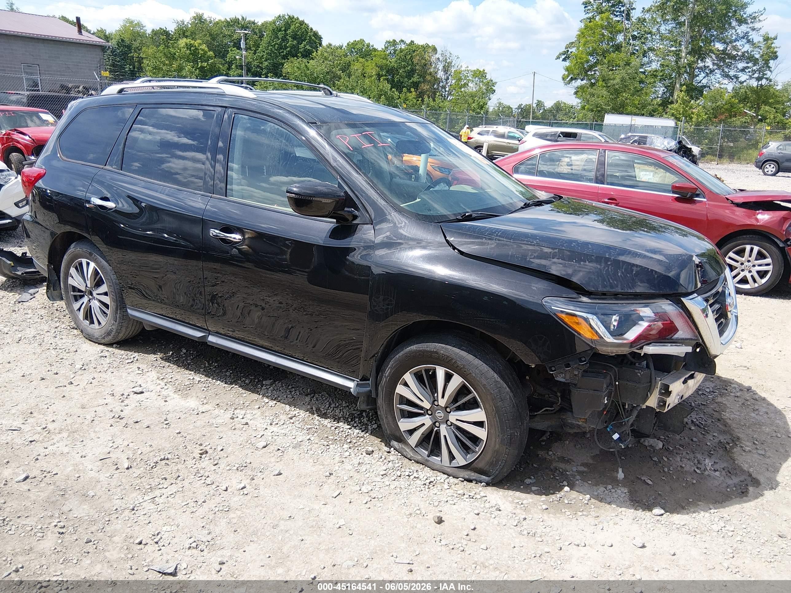 2017 Nissan Pathfinder S, VIN 5N1DR2MM8HC693440 — Front end