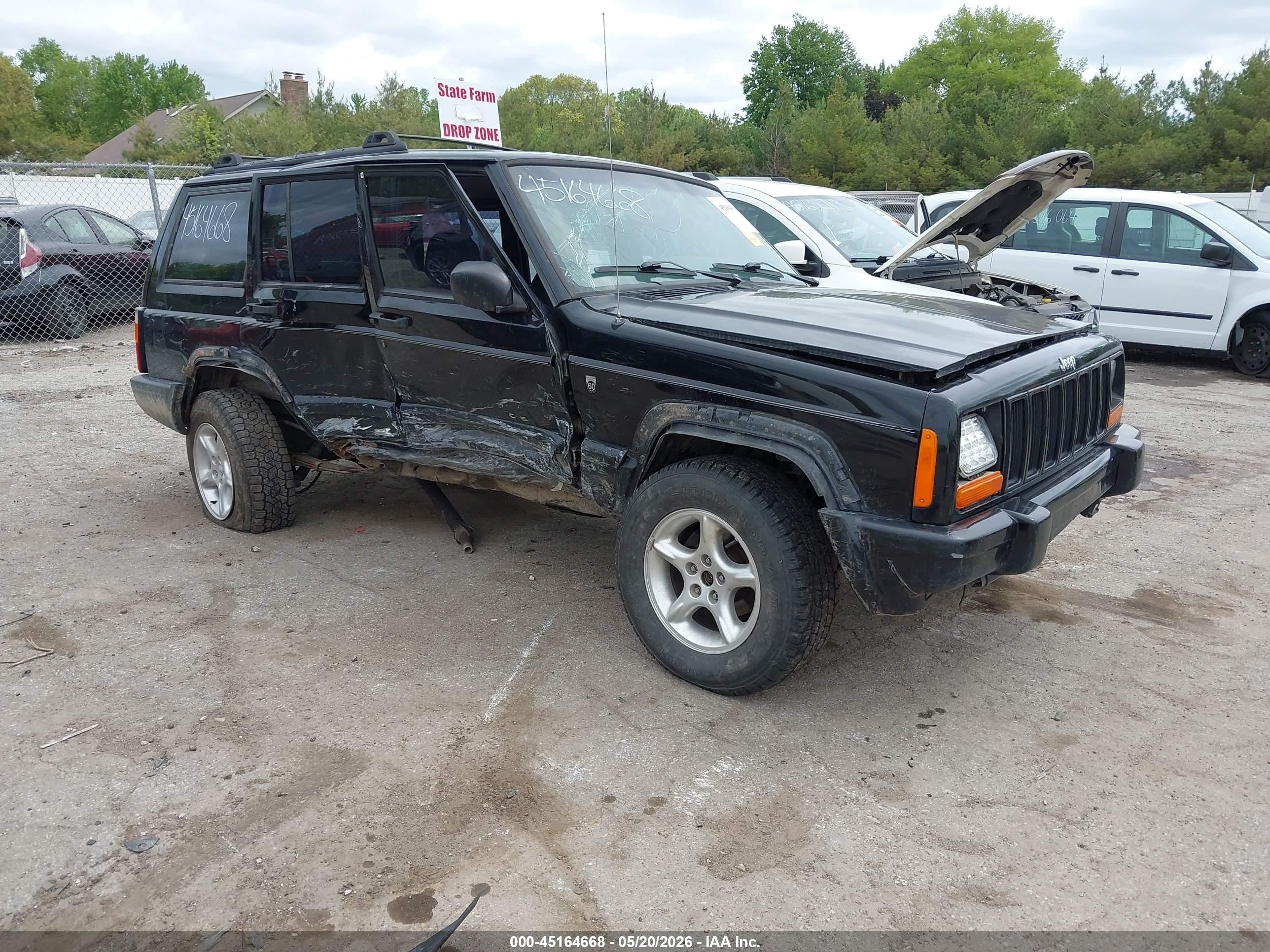 2001 Jeep Cherokee Sport, VIN 1J4FF48S31L612757 — Side